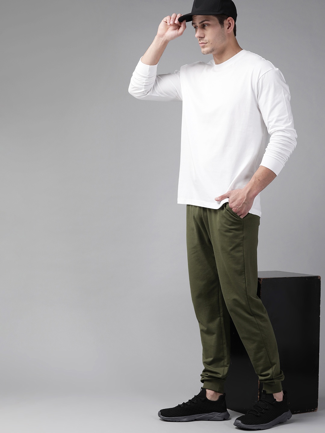 

Roadster Men White Solid Pure Cotton Relaxed Fit T-shirt