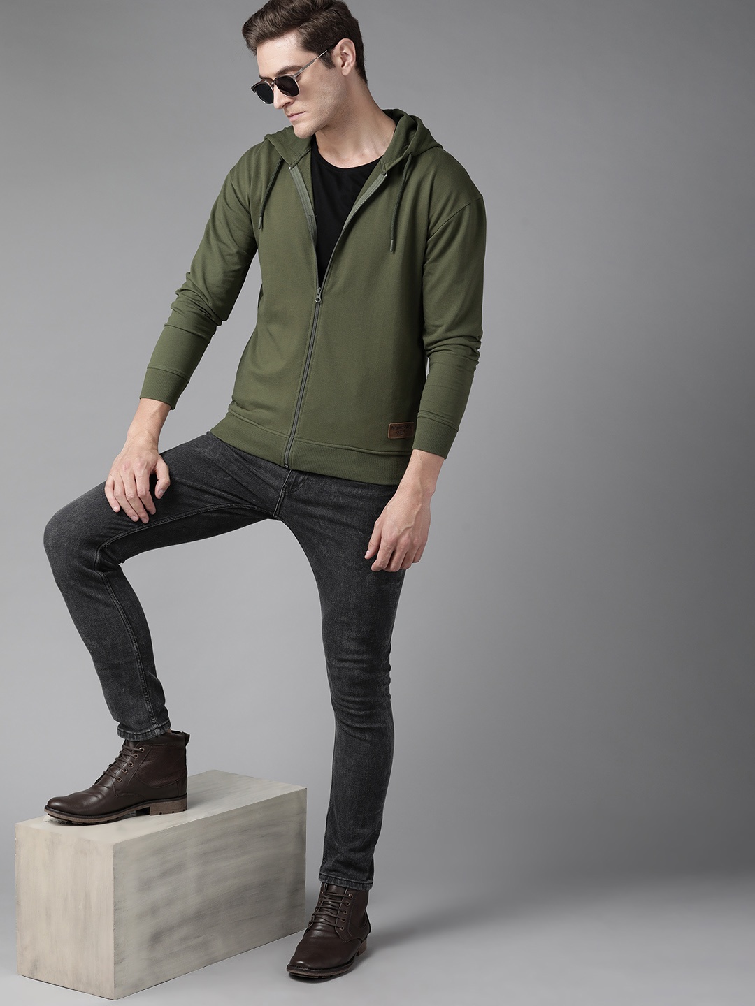 

The Roadster Lifestyle Co Men Olive Green Hooded Relaxed Fit Sweatshirt