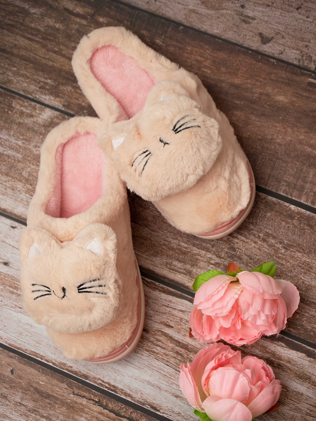 

Brauch Women Beige & Pink Embellished Room Slippers