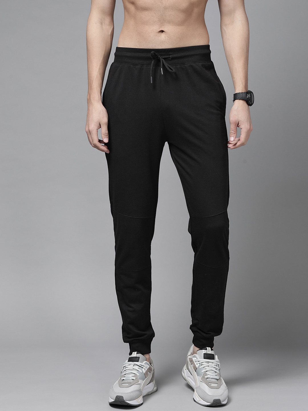 

The Roadster Lifestyle Co Men Black Solid Joggers