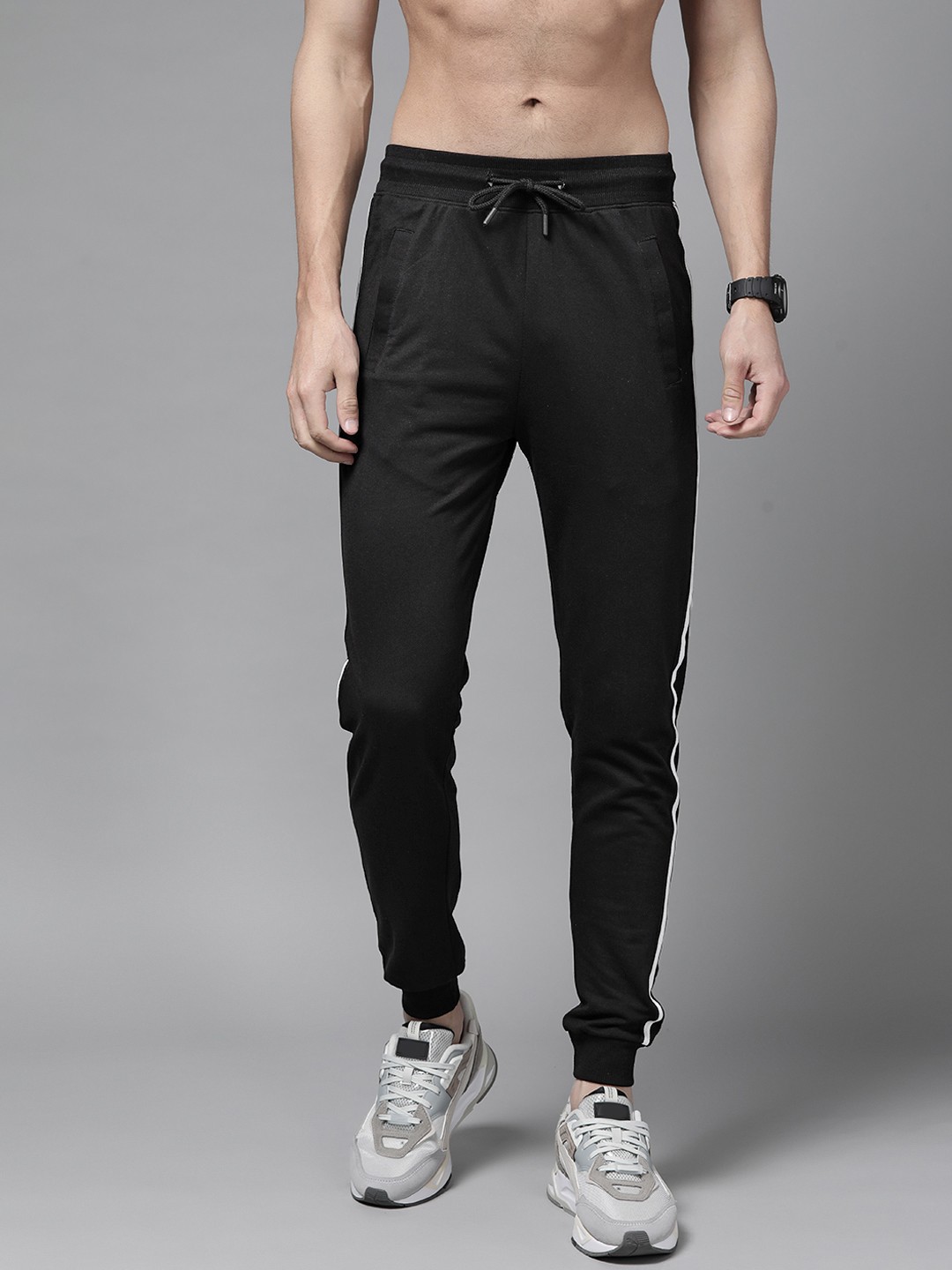 

The Roadster Lifestyle Co Men Black Solid Joggers