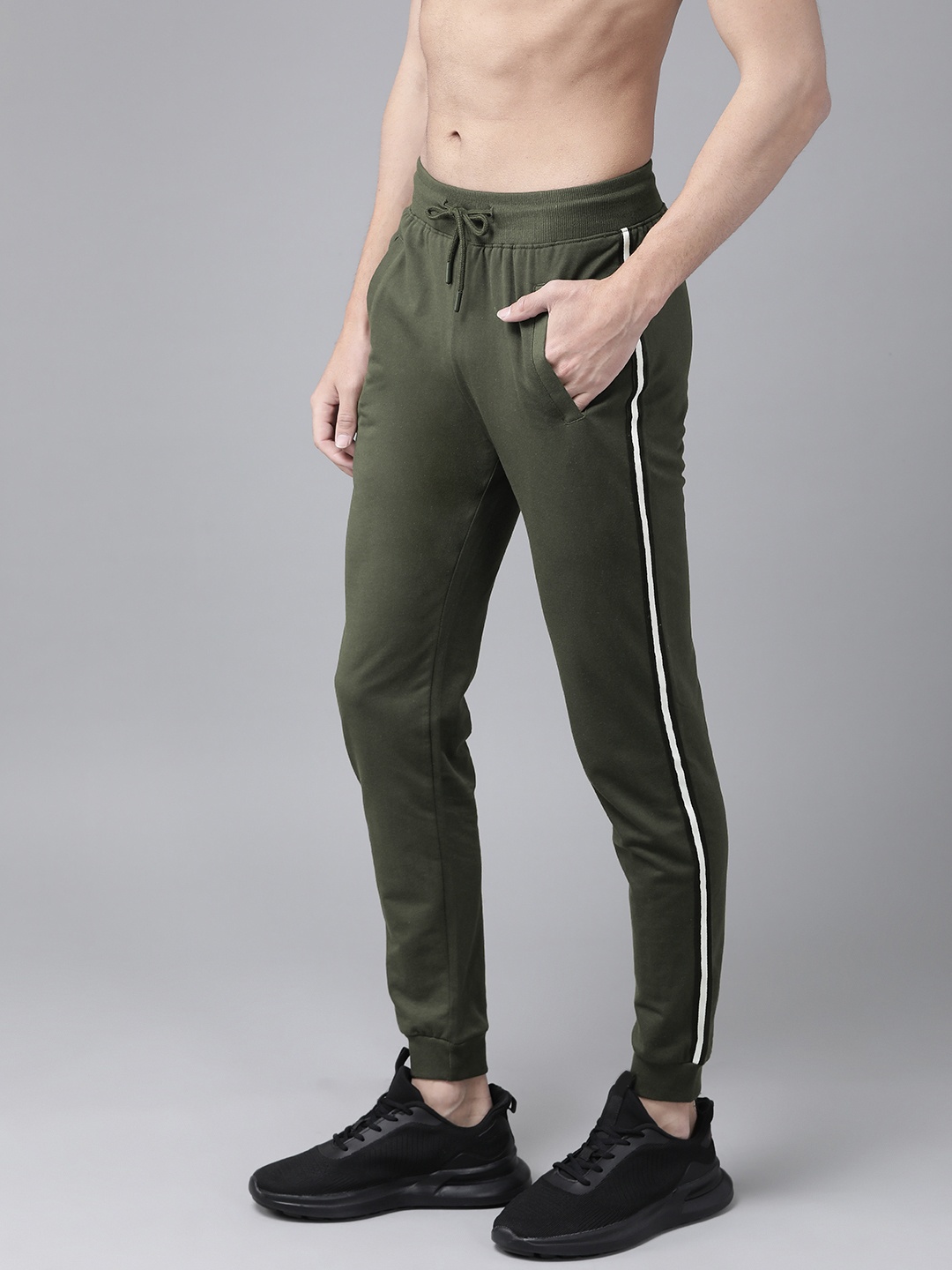 

The Roadster Lifestyle Co Men Olive Solid Joggers