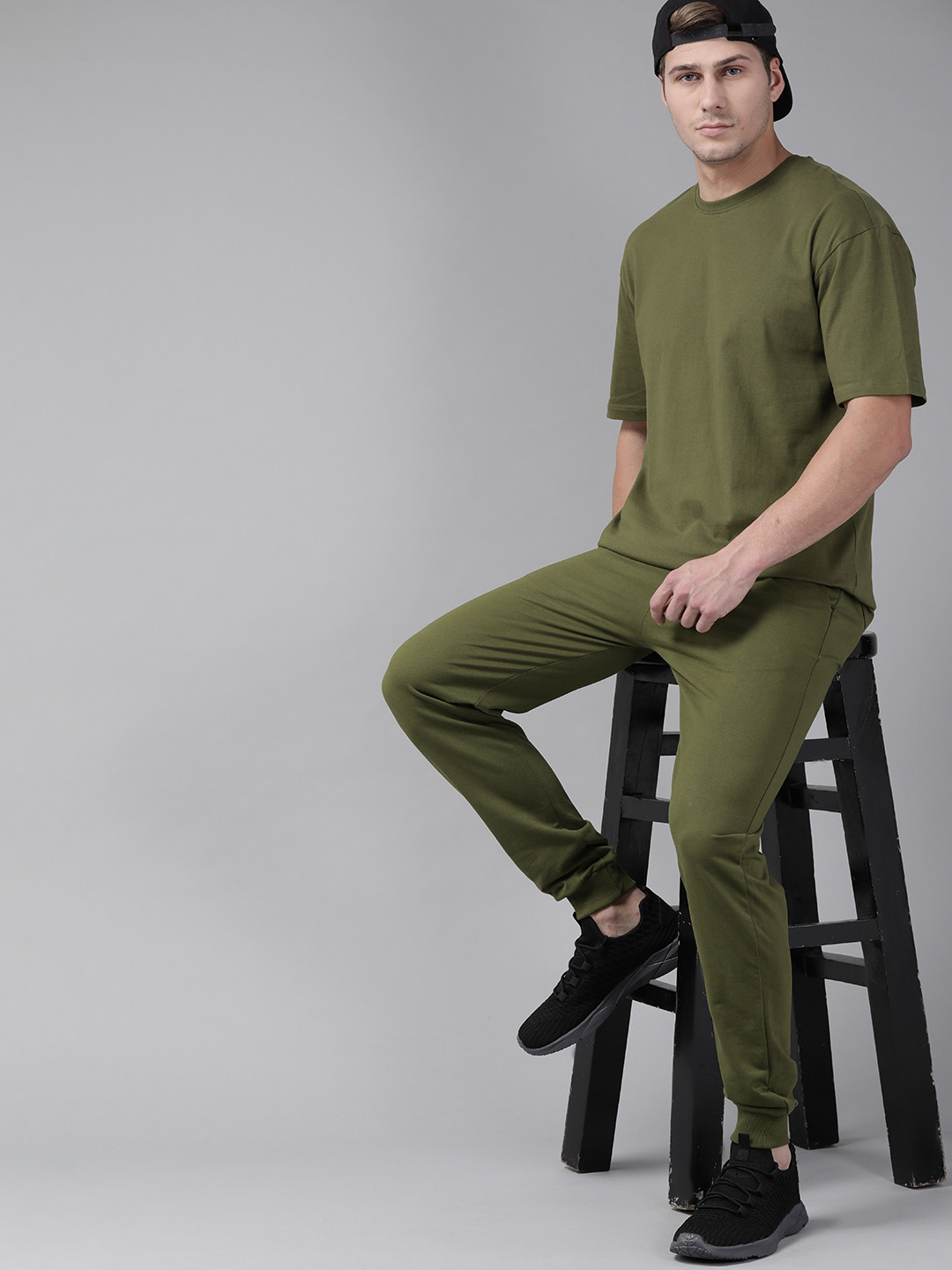 

Roadster Men Olive Green Solid Knitted Relaxed Fit Joggers