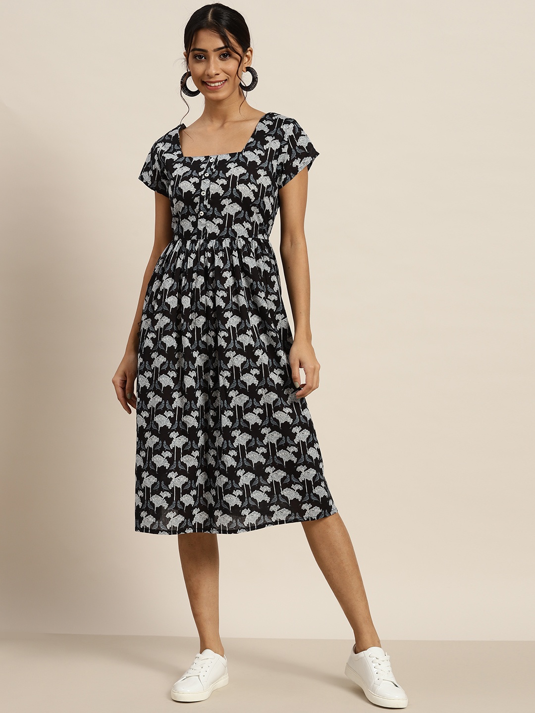 

Sangria Women Black & White Cotton Floral Print A-Line Dress