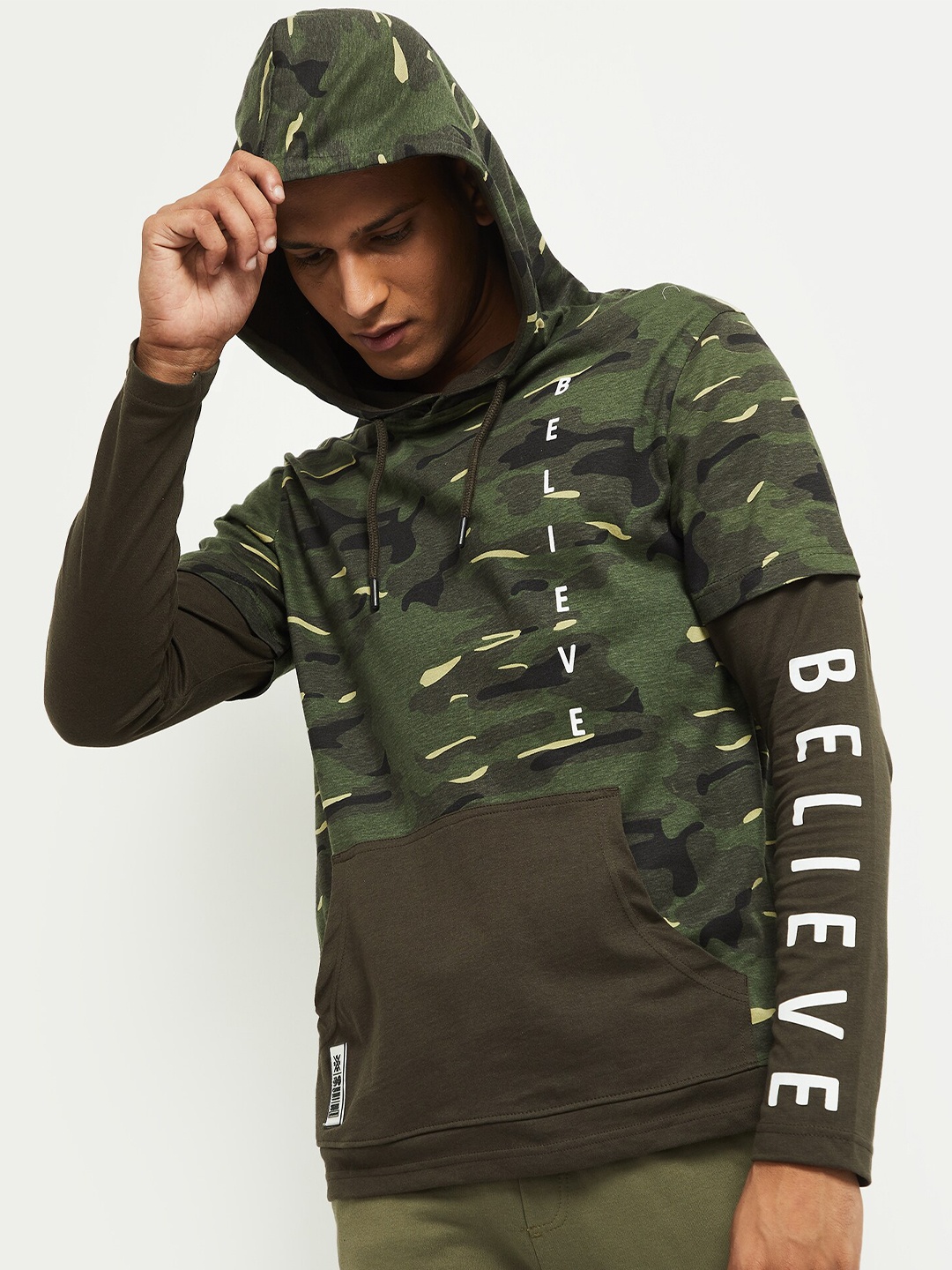 

max Men Green Camouflage Printed Pockets T-shirt