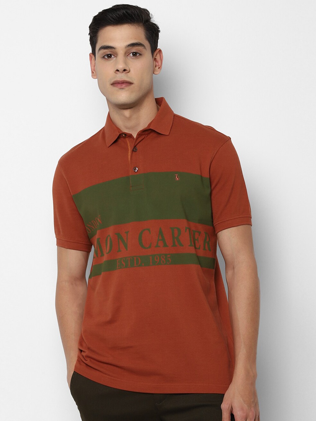 

SIMON CARTER LONDON Men Red & Green Typography Colourblocked Mandarin Collar Slim Fit T-shirt