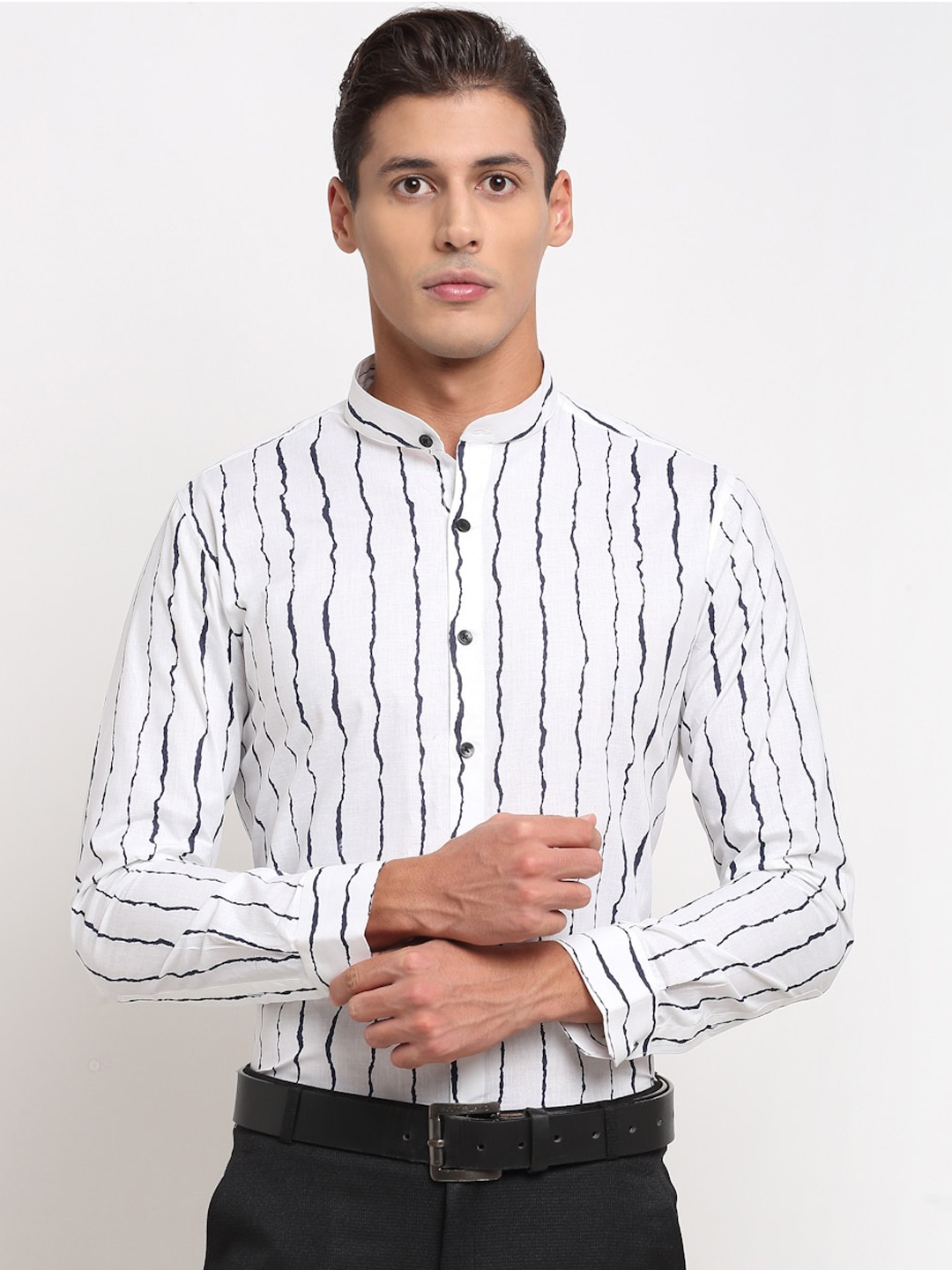

FINNOY Men White & Black Slim Fit Striped Semiformal Shirt
