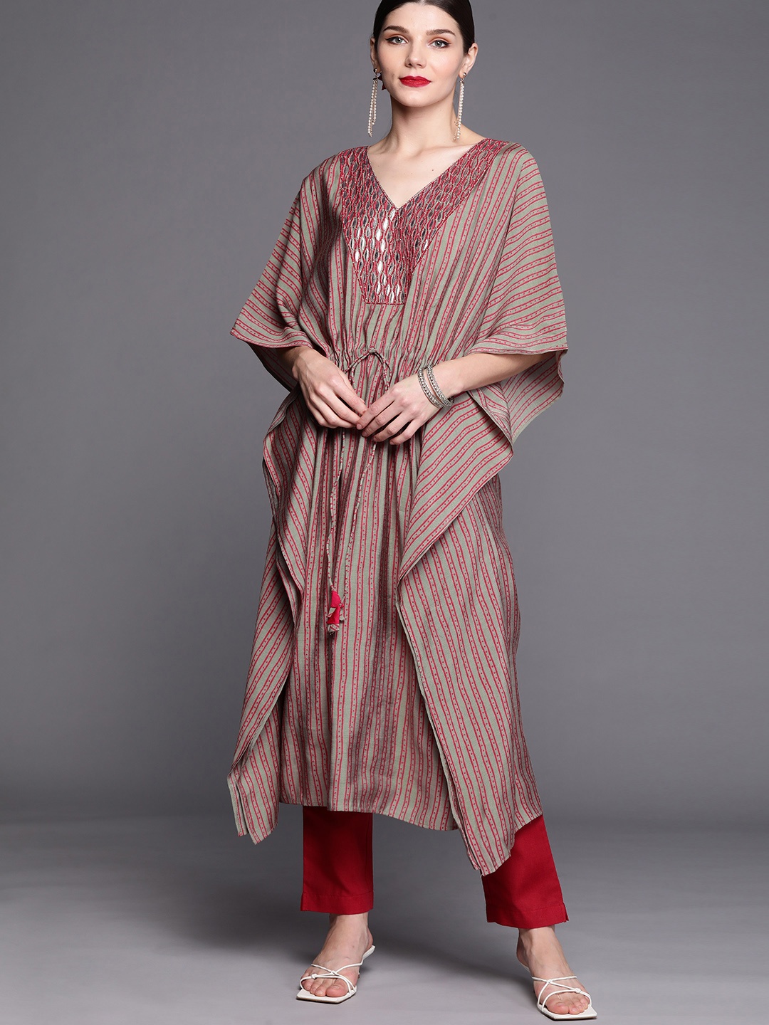 

Inddus Women Grey & Pink Yoke Design Extended Sleeves Thread Work Kaftan Kurta