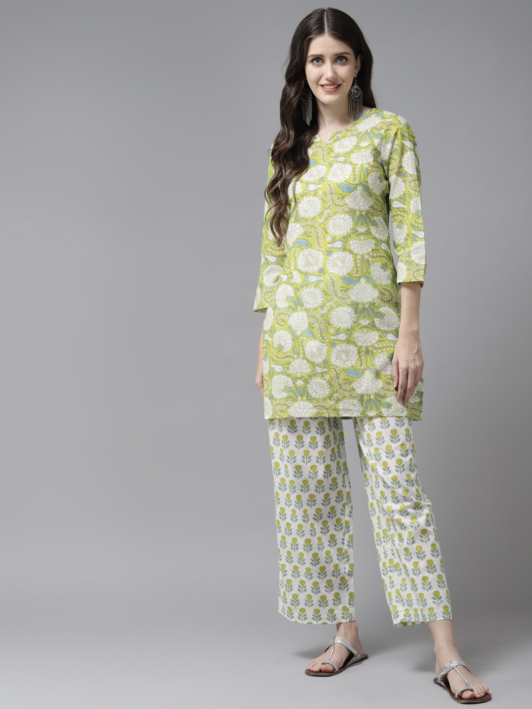 

Amirah s Women Green Ethnic Motifs Printed Regular Pure Cotton Kurti with Pyjamas