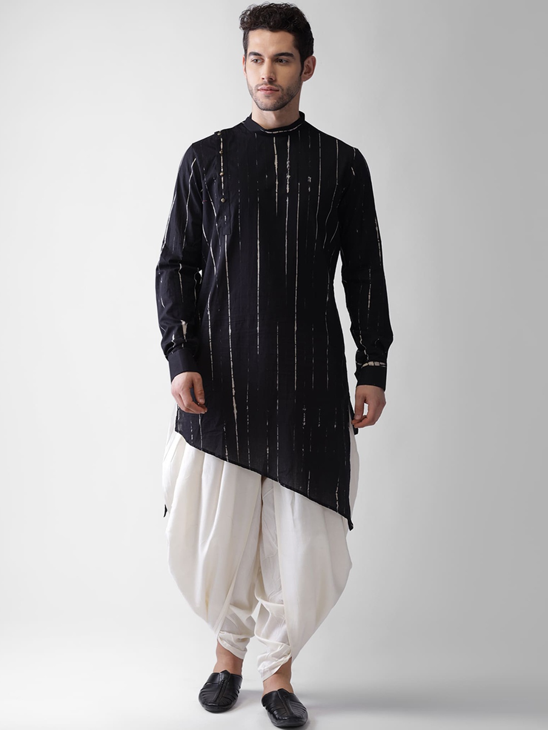 

KISAH Men Black Embroidered Thread Work Kurta