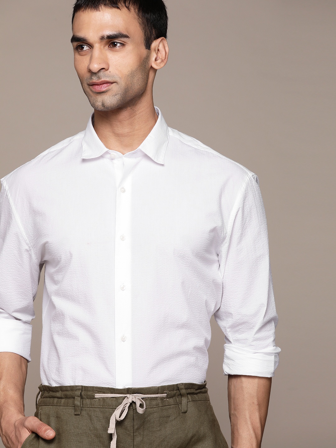 

MANGO MAN Men White Solid Seersucker Casual Shirt