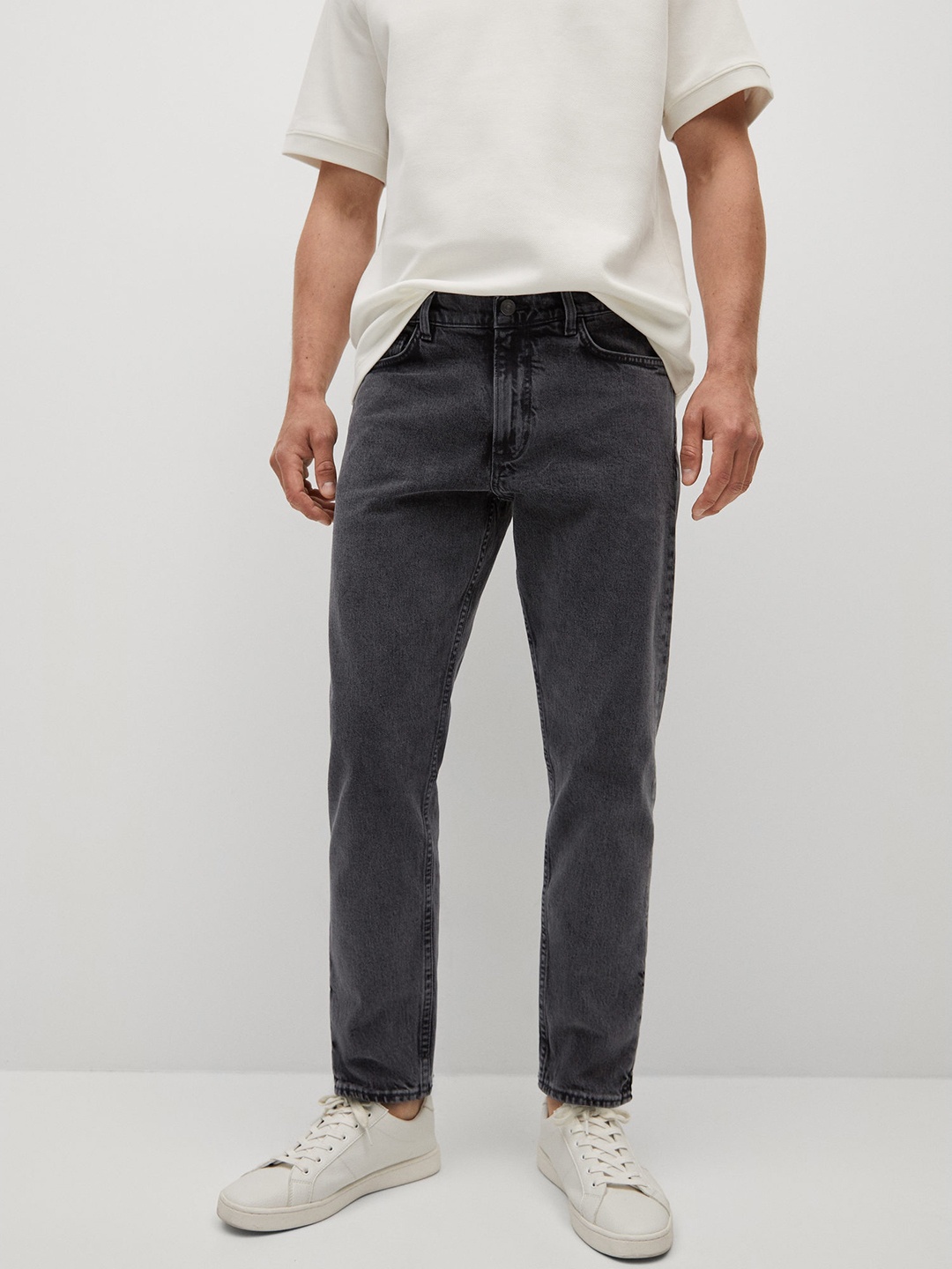 

MANGO MAN Men Charcoal Grey Tapered Fit Stretchable Jeans