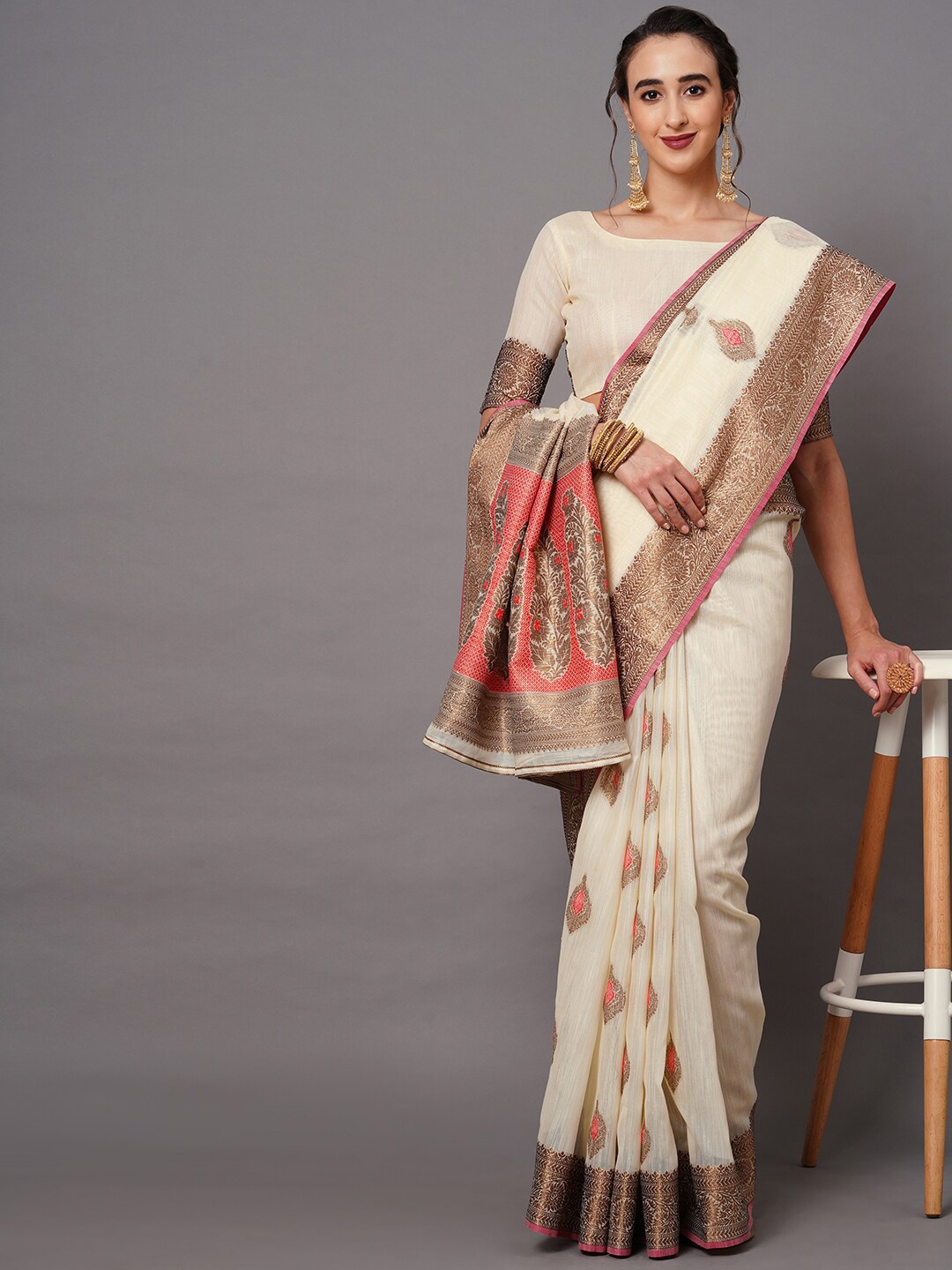 

Mitera Cream-Coloured & Red Ethnic Motifs Zari Banarasi Saree