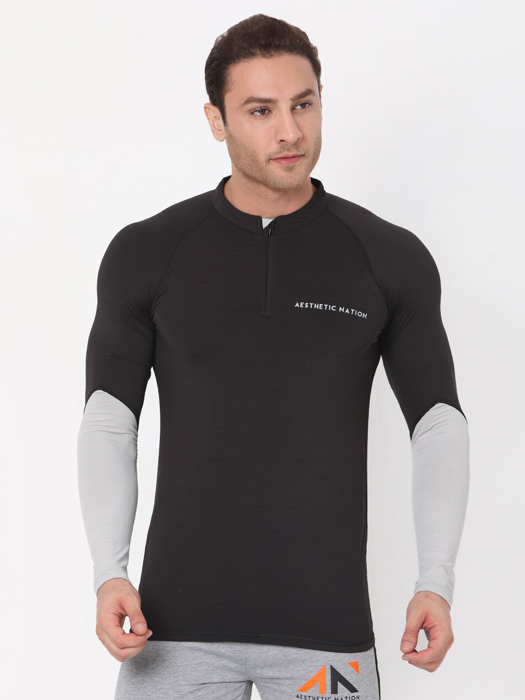 

AESTHETIC NATION Men Black Crush Compression Zip Mandarin Collar Slim Fit T-shirt