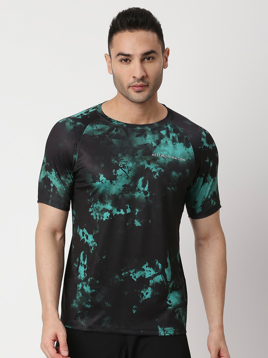 

AESTHETIC NATION Men Black & Green Cooldry Tie and Dye Dyed Slim Fit T-shirt