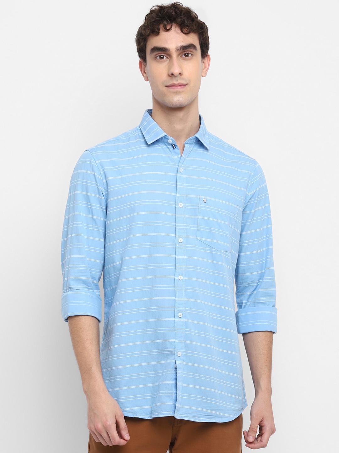 

Turtle Men Blue Slim Fit Horizontal Stripes Opaque Striped Casual Shirt