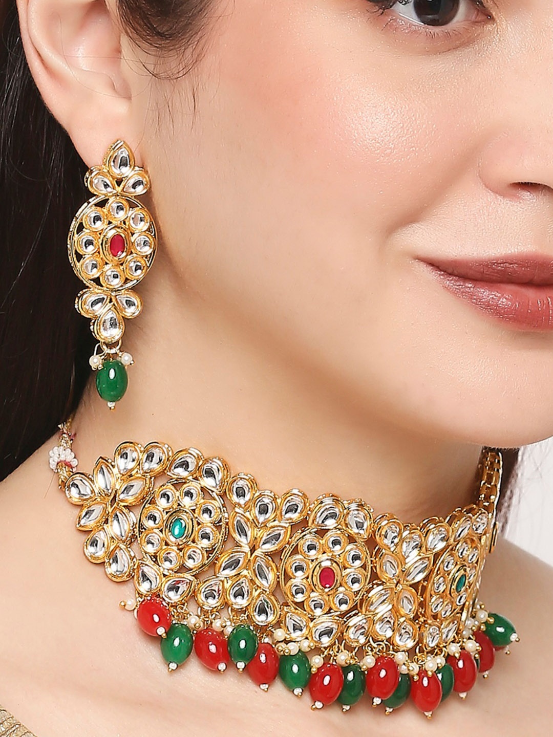 

OOMPH Gold-Toned & Green Kundan-Studded & Beaded Jewellery Set