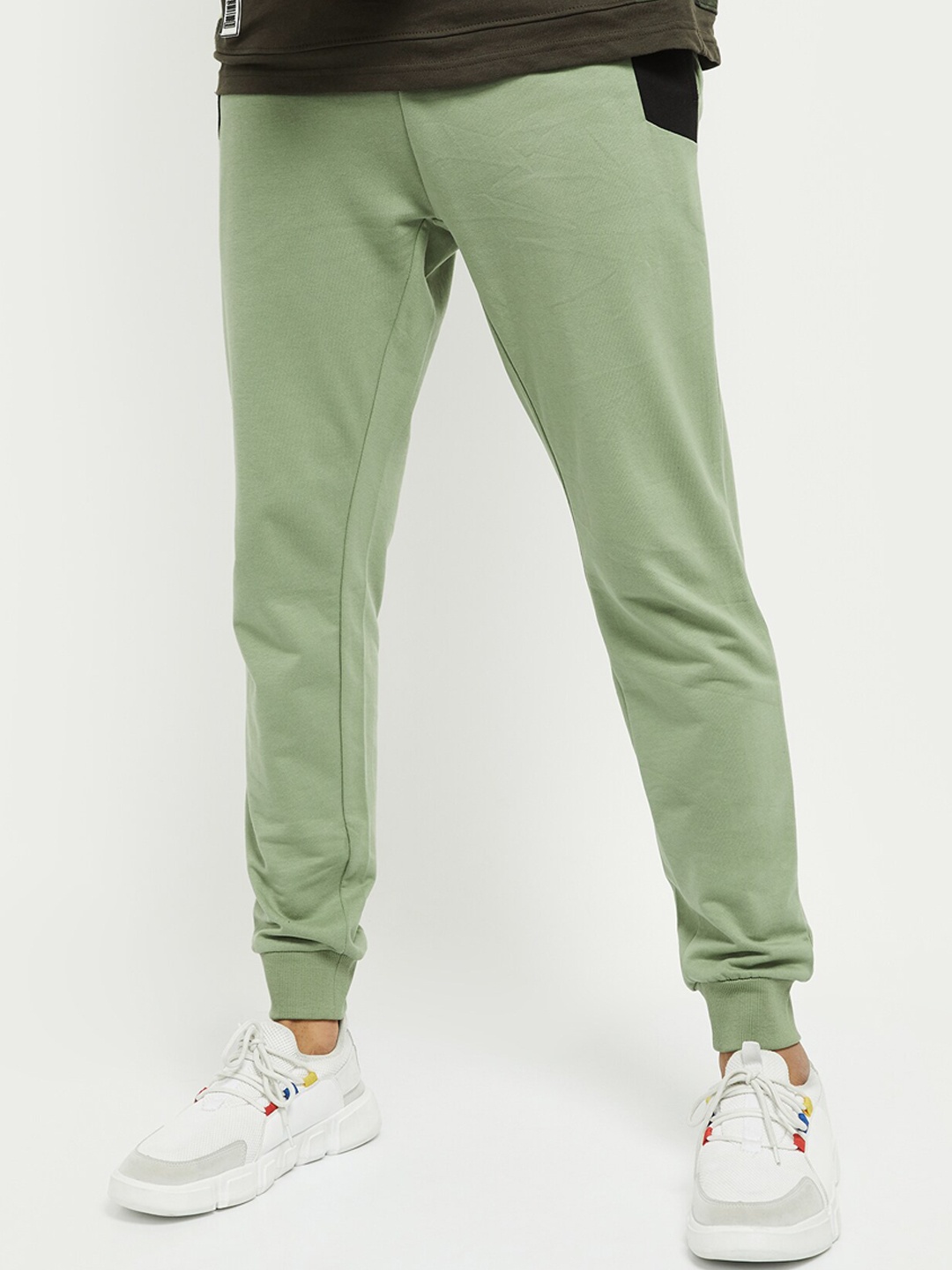 

max Men Green Solid Joggers