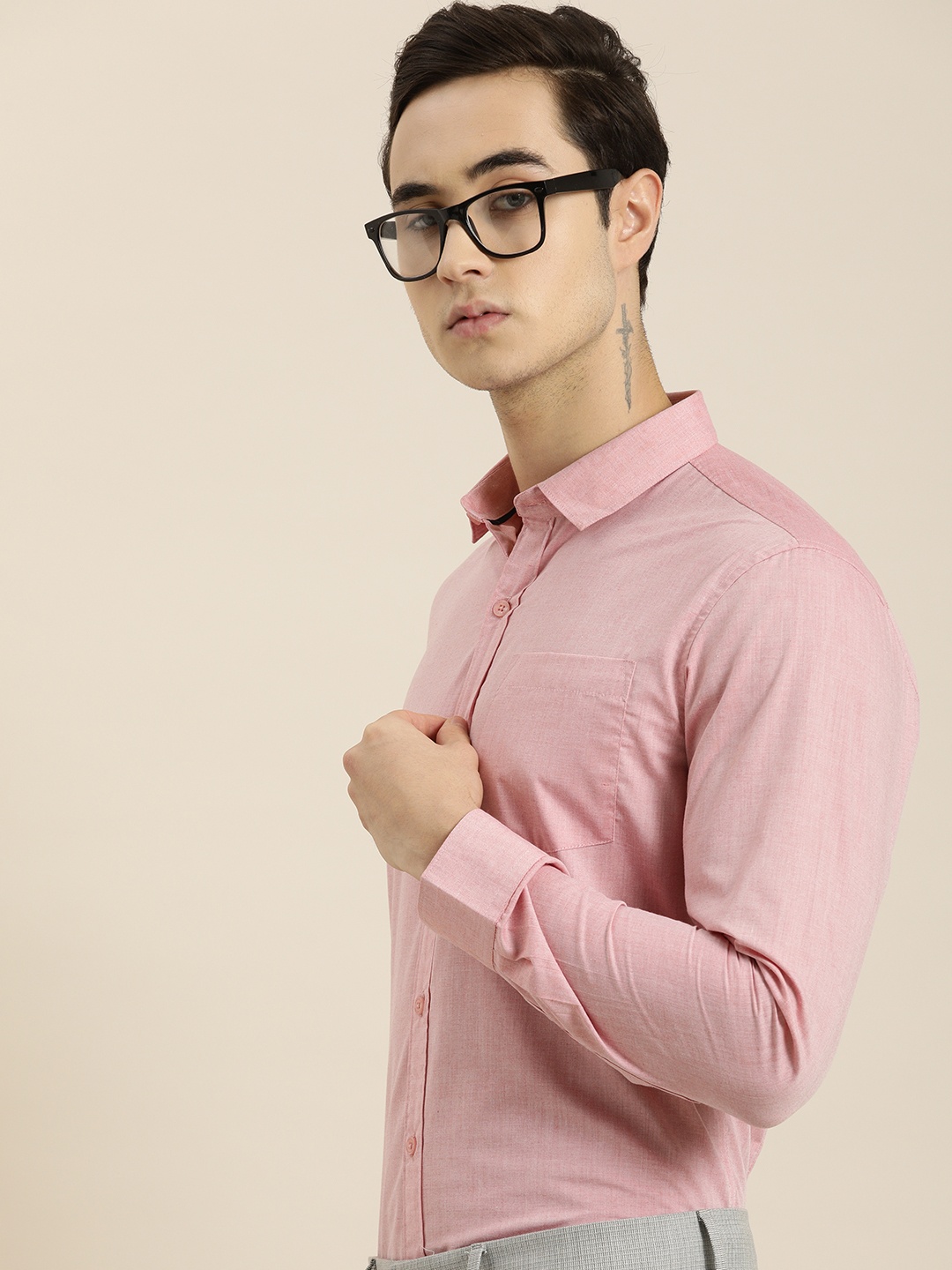 

INVICTUS Men Pink Slim Fit Solid Smart Casual Shirt