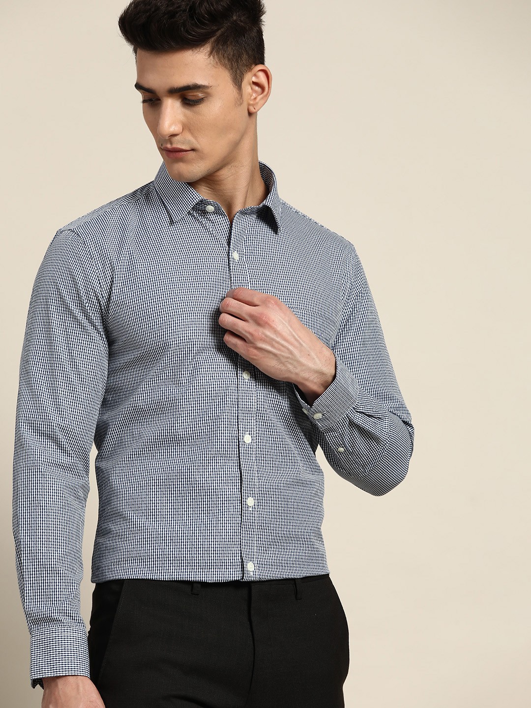 

INVICTUS Men White & Navy Blue Slim Fit Checked Formal Shirt