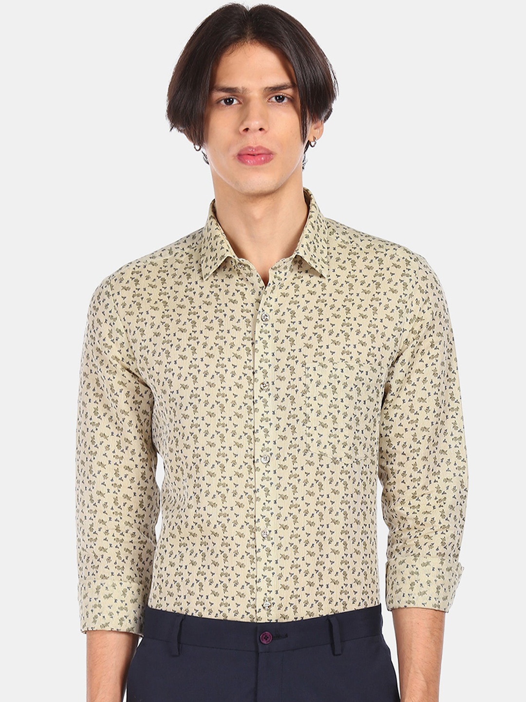 

Arrow Men Beige & Blue Floral Printed Casual Shirt