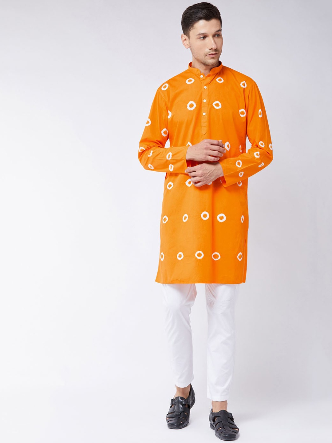 

VASTRAMAY Men Orange & White Bandhani Printed Kurta with Pyjamas