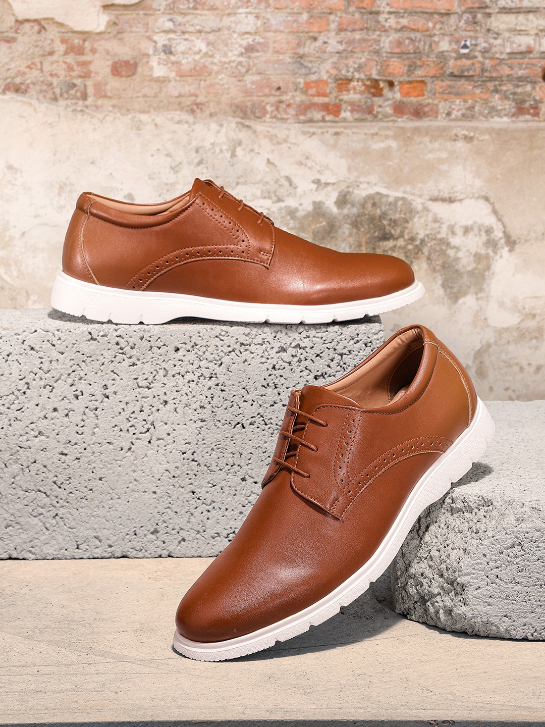 

The Roadster Lifestyle Co Men Tan Brown Solid Derbys