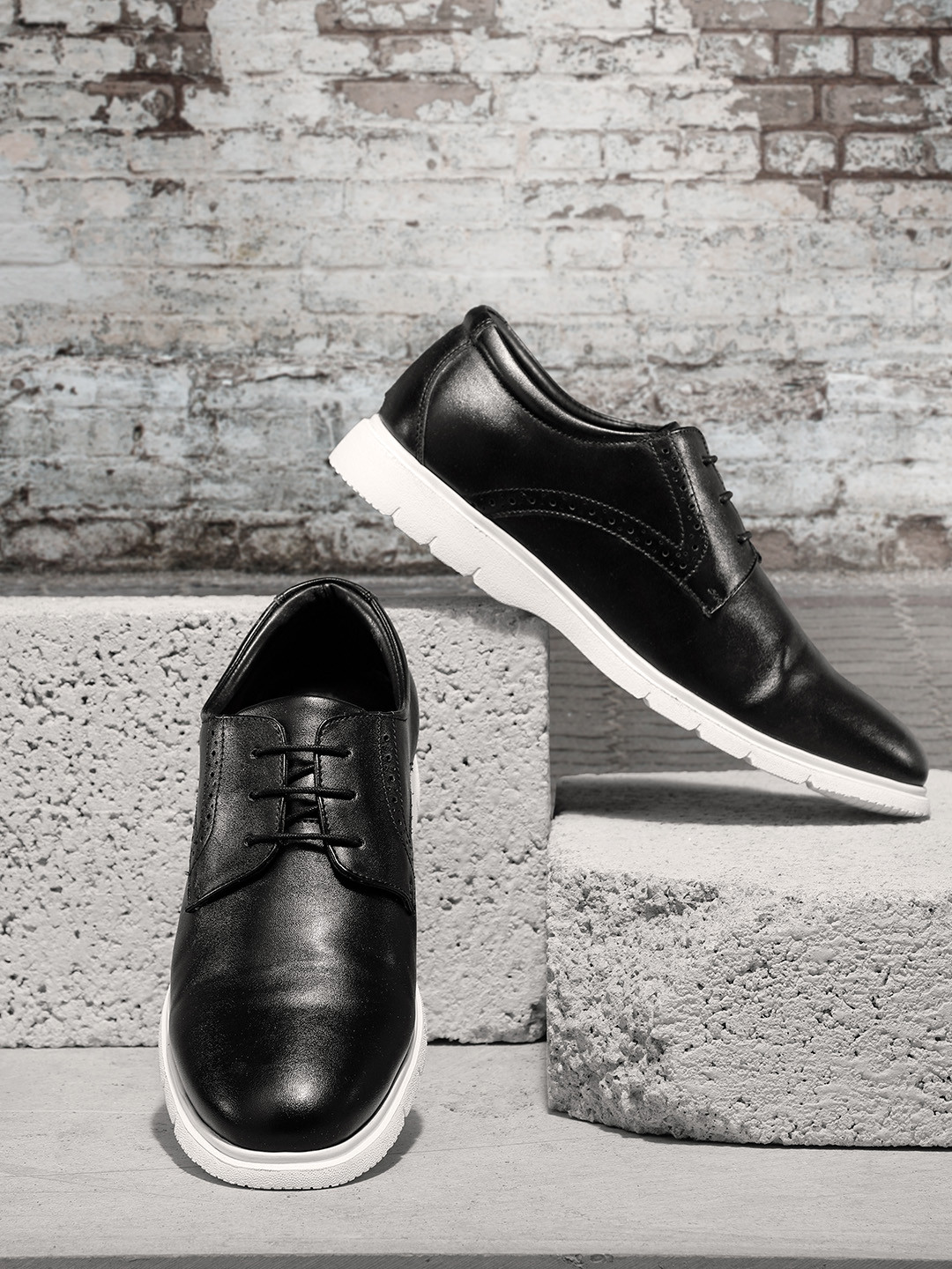 

The Roadster Lifestyle Co Men Black Solid Derbys