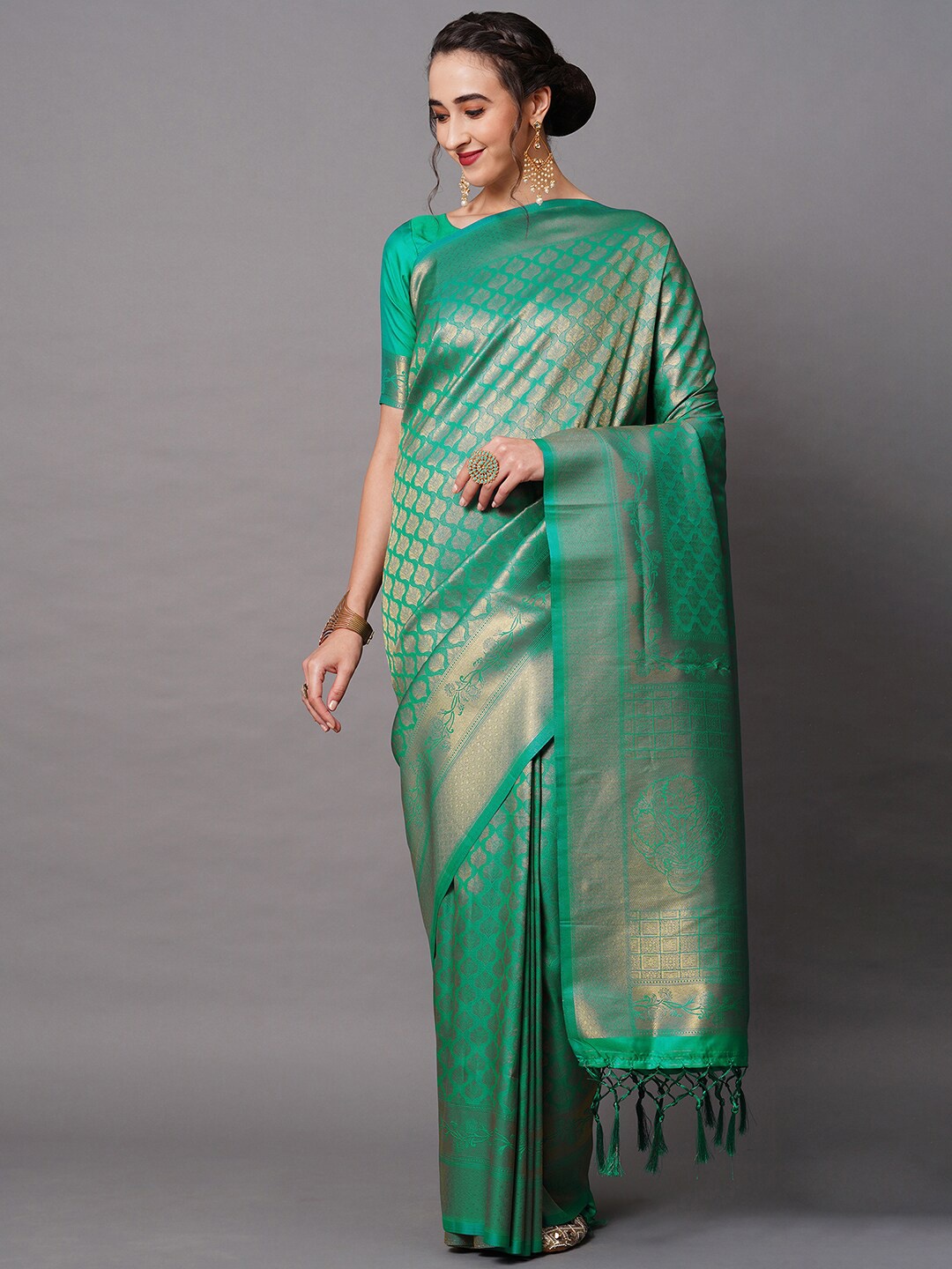 

Mitera Green & Gold-Toned Woven Design Silk Blend Banarasi Saree