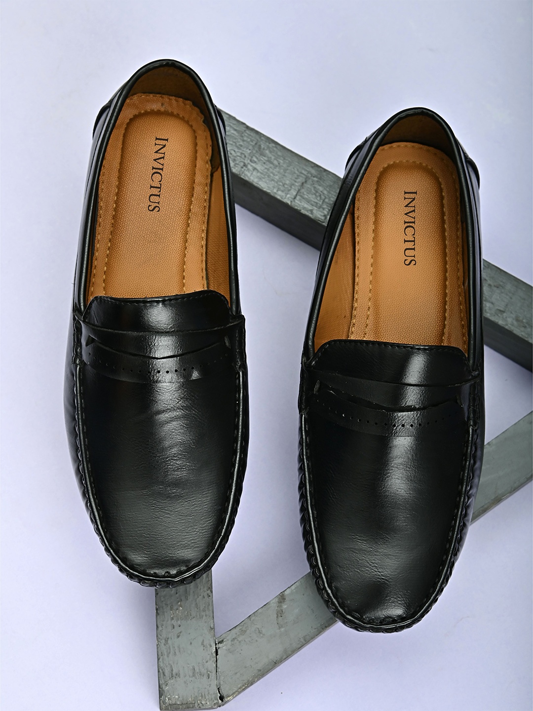 

INVICTUS Men Black Solid Suede Loafers