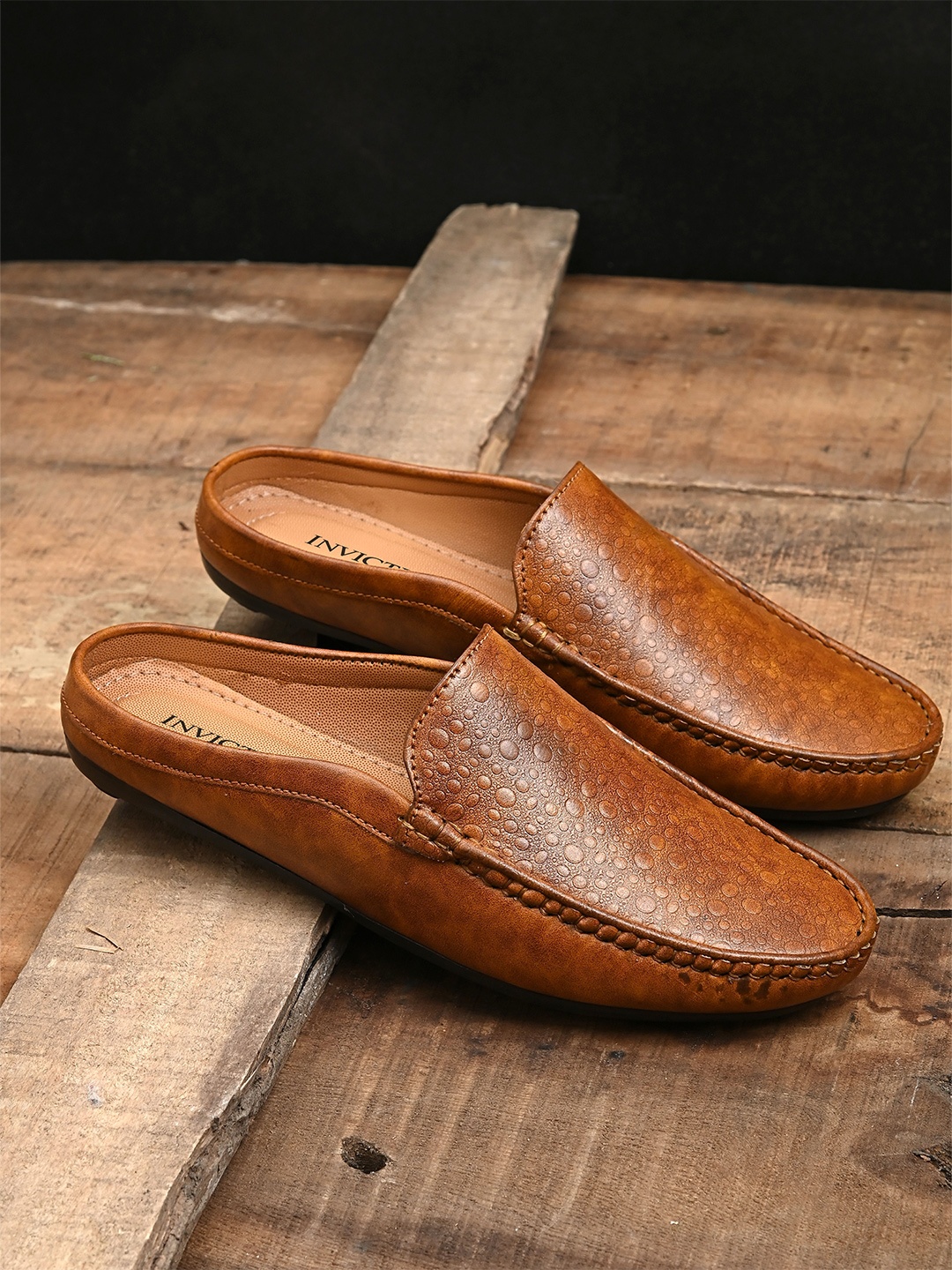 

INVICTUS Men Tan Brown Textured Suede Mules