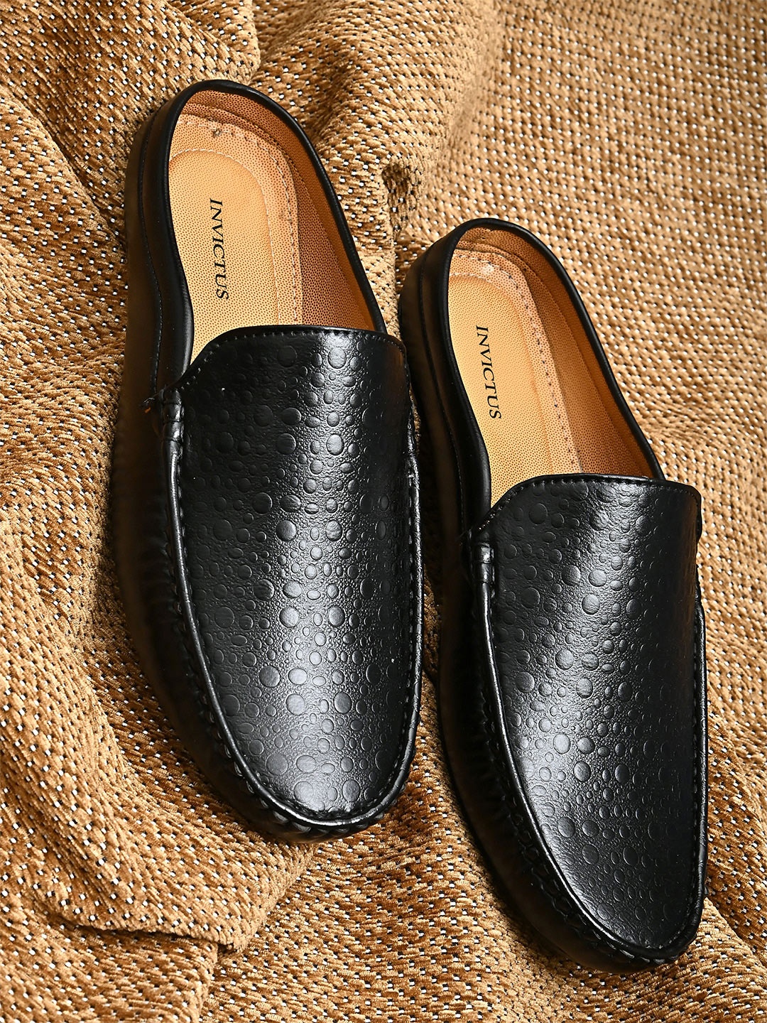 

INVICTUS Men Black Textured Suede Mules