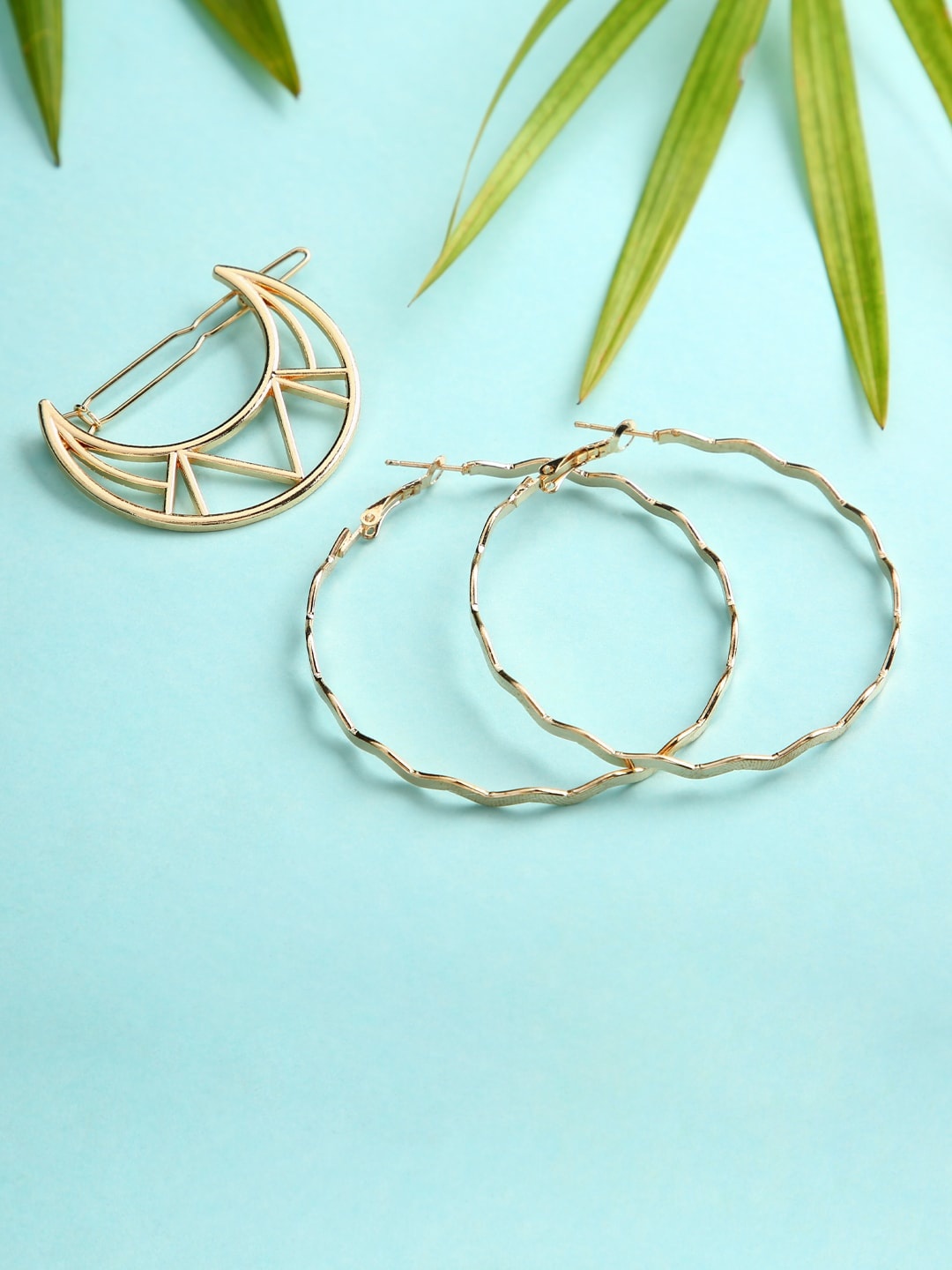 

justpeachy Gold-Toned Contemporary Hoop Earrings