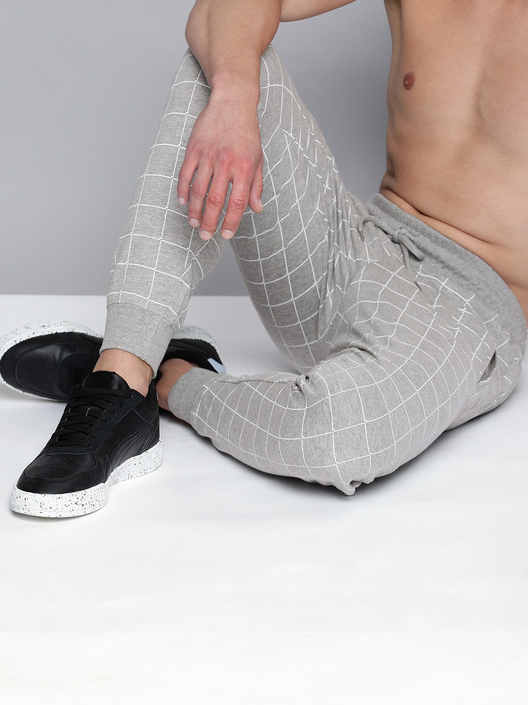 

HERE&NOW Men Grey & White Checked Regular Fit Joggers