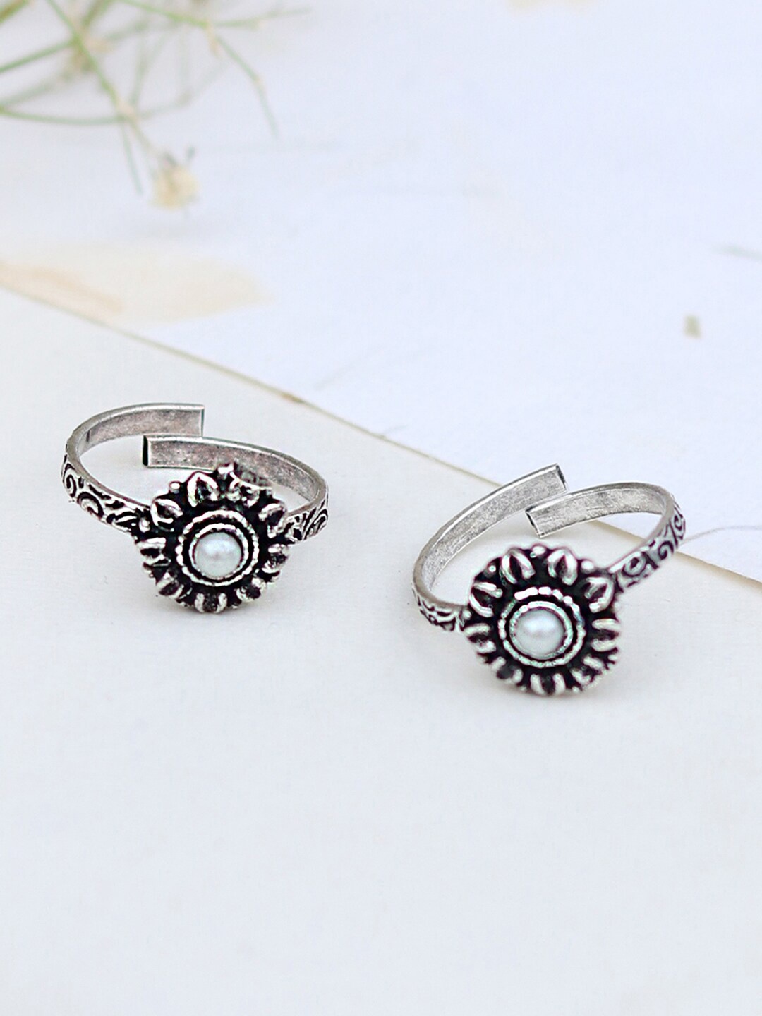 

TEEJH White & Silver Toned Set of 2 Kaina Stone Oxidised Toe Rings