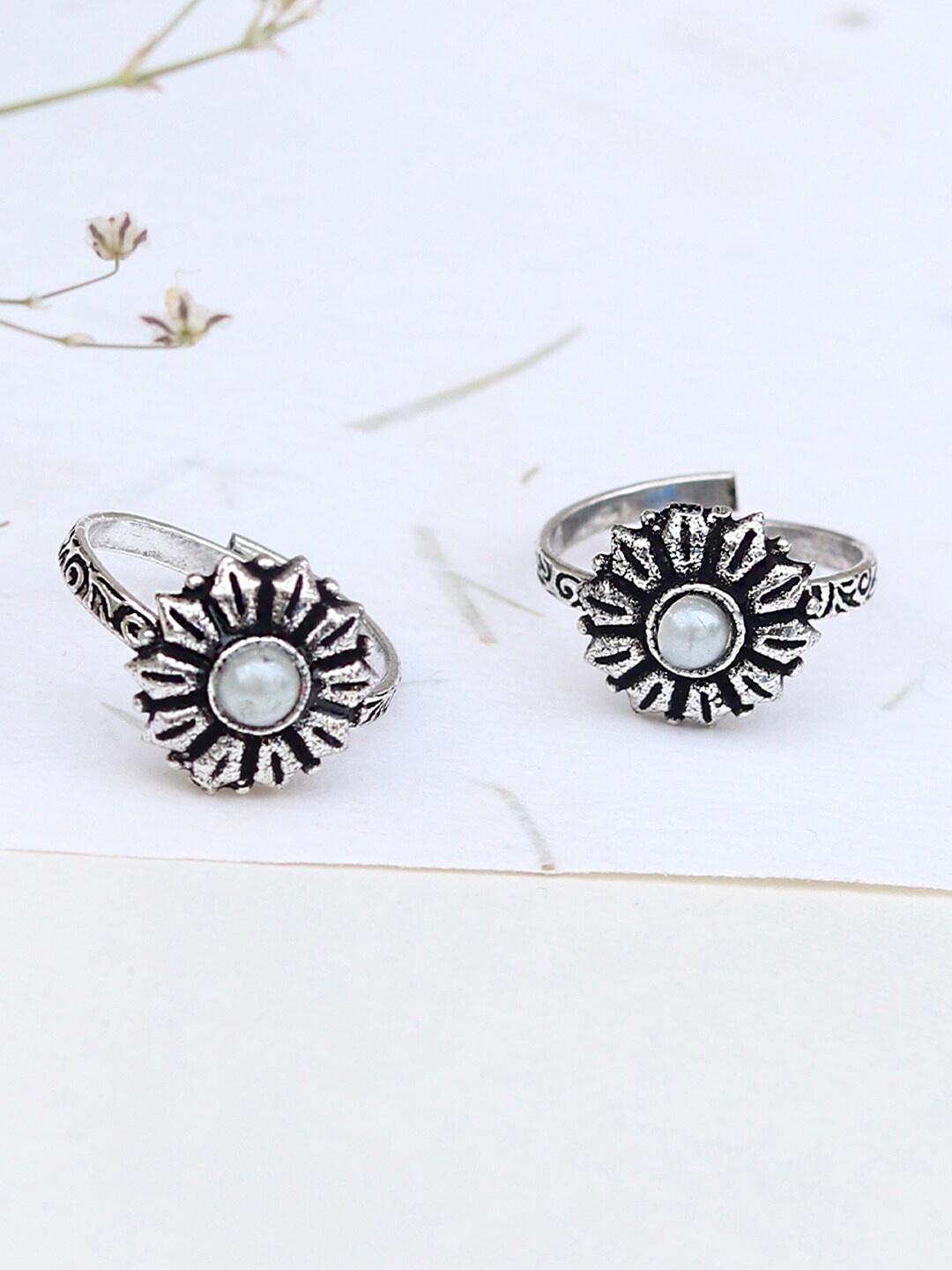 

TEEJH Women White Silver-Plated Toe Ring