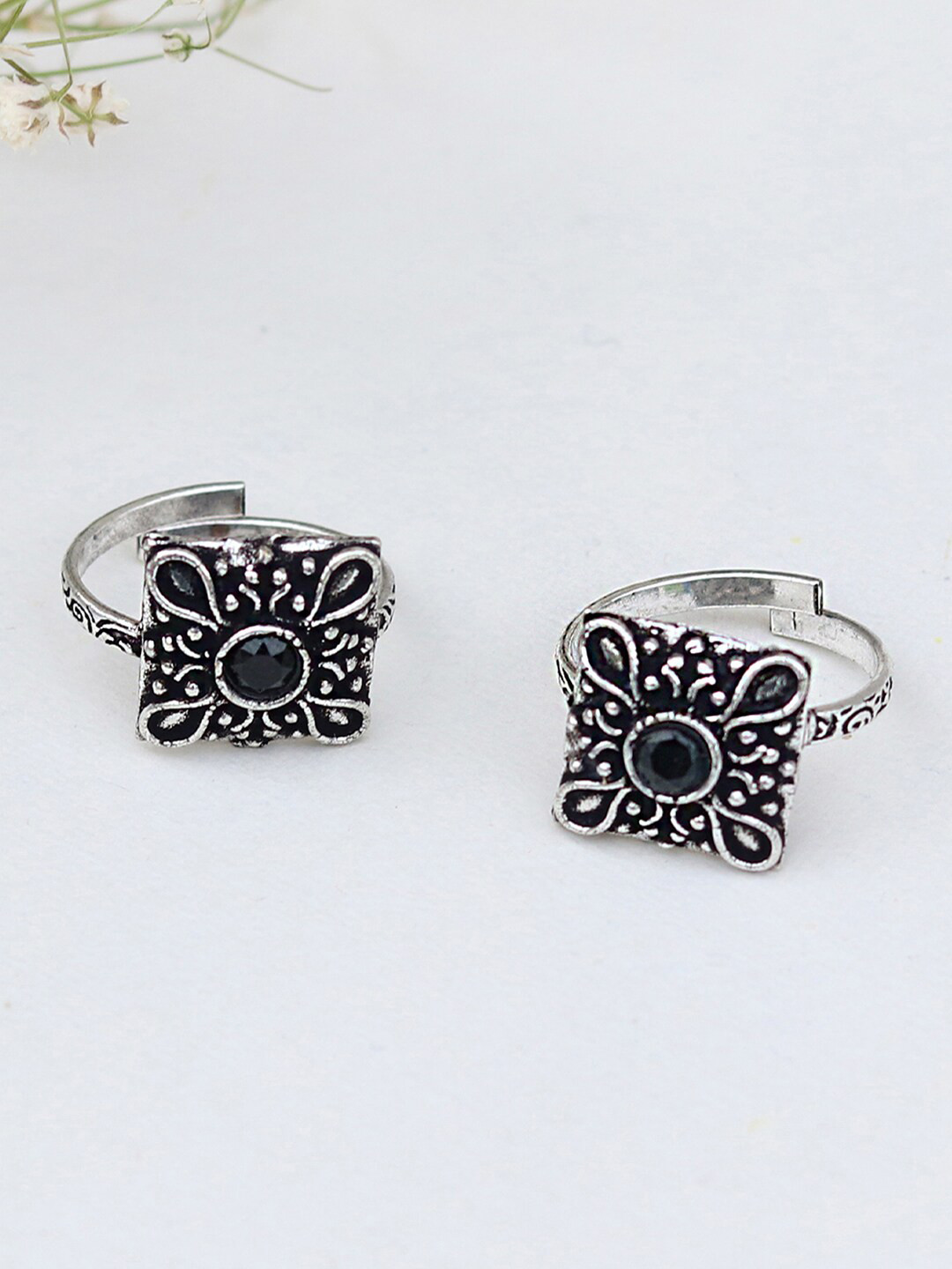 

TEEJH Set Of 2 Oxidised Silver-Plated Black Stone-Studded Toe Rings