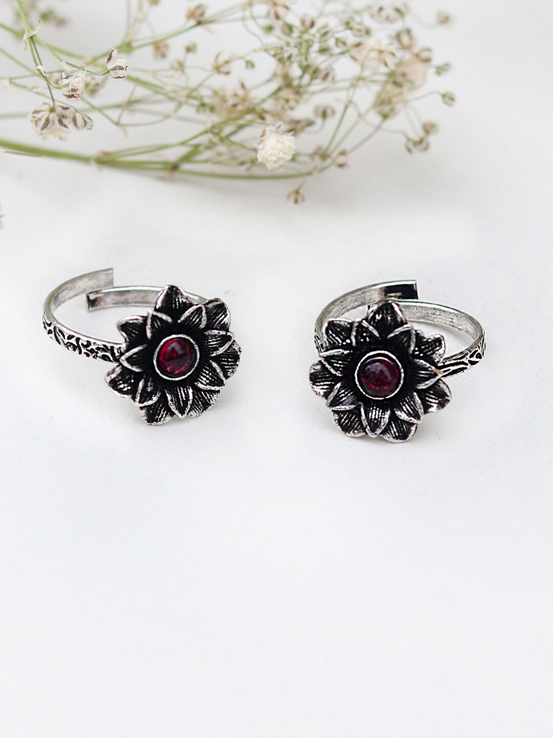 

TEEJH Pack of 2 Red & Silver Toned Oxidised Toe Rings