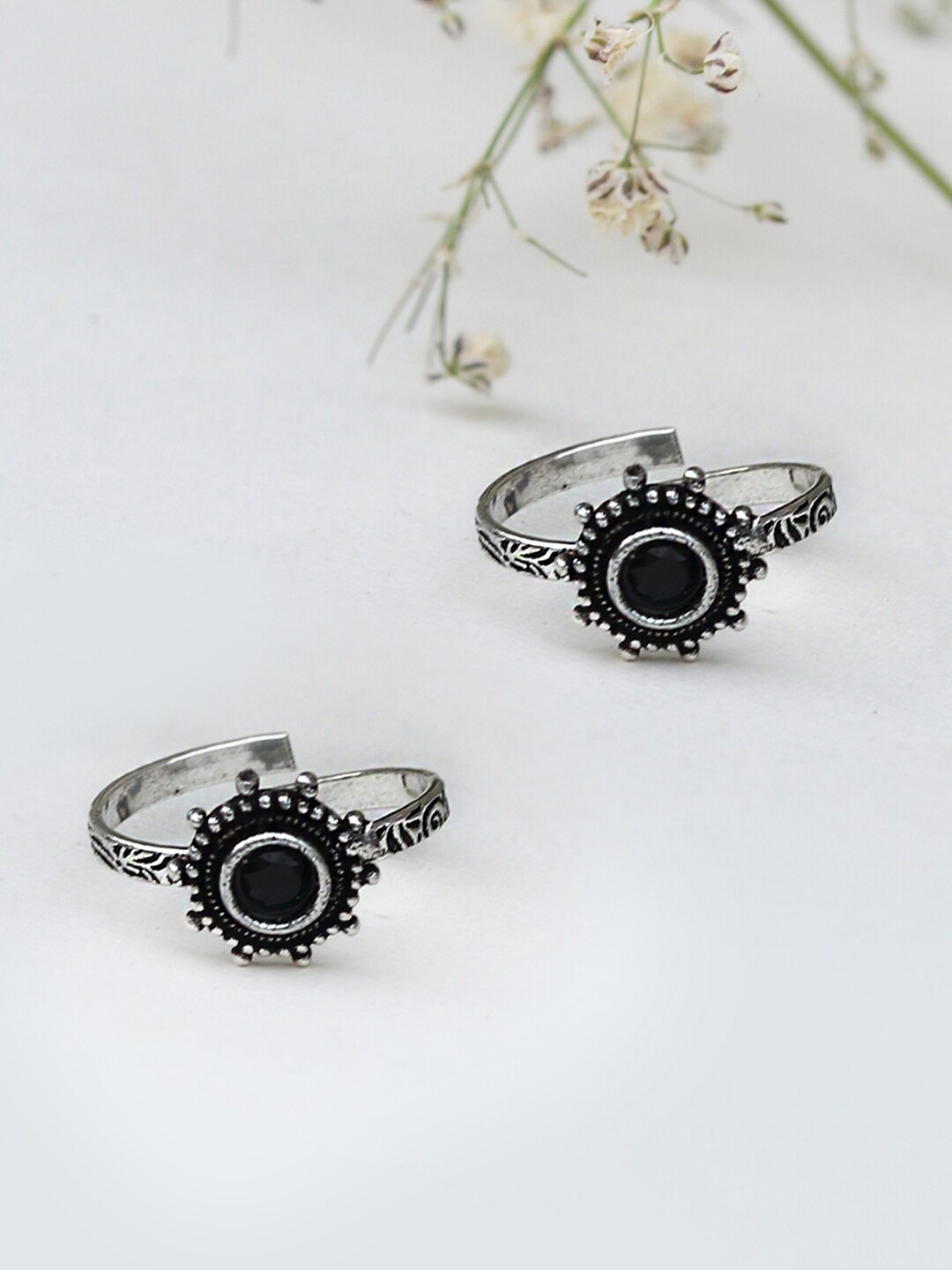 

TEEJH Silver-Plated Oxidised Black Stone Studded Toe Ring