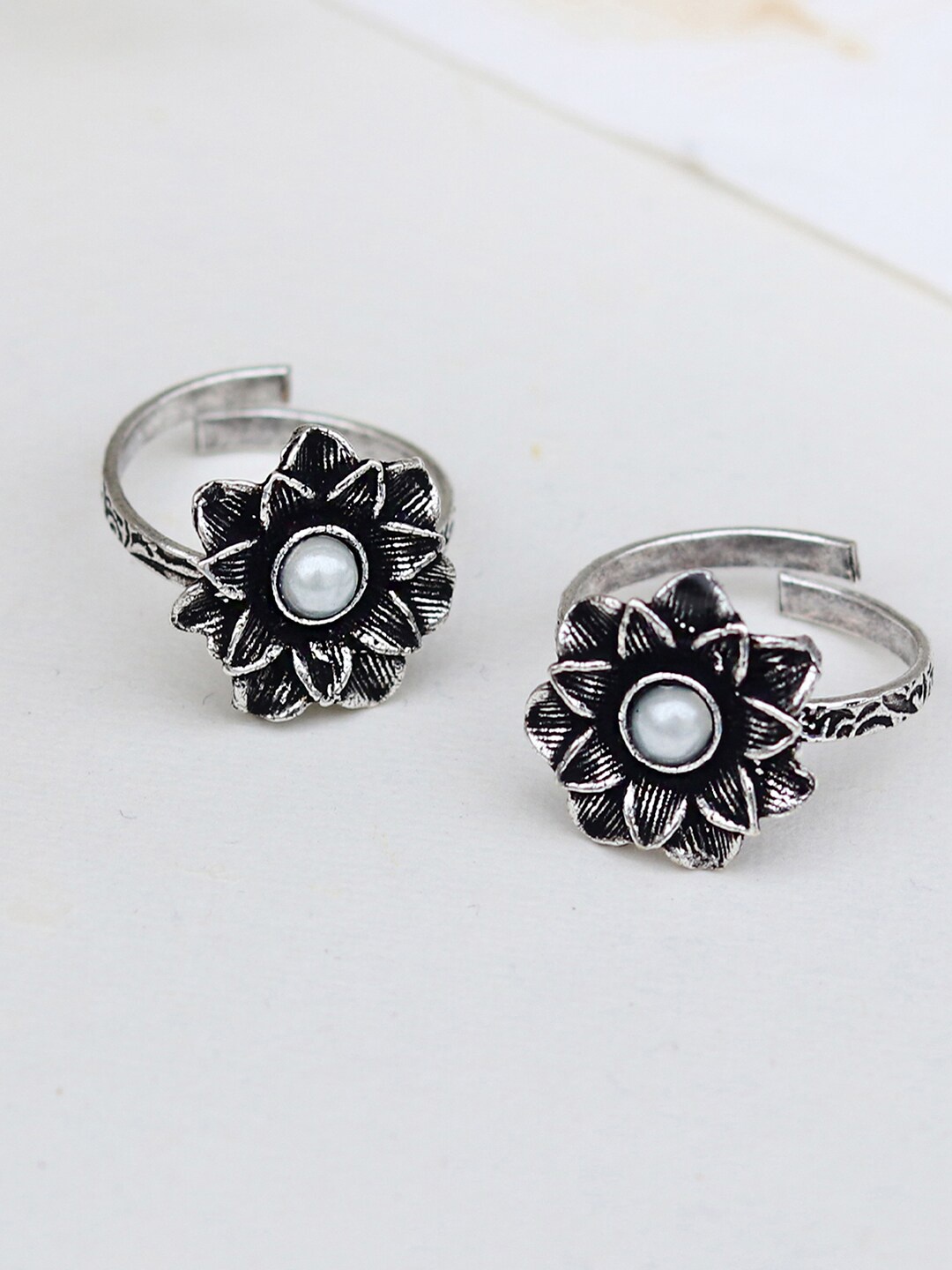 

TEEJH White & Silver Toned Set of 2 Kayra Stone Oxidised Toe Rings