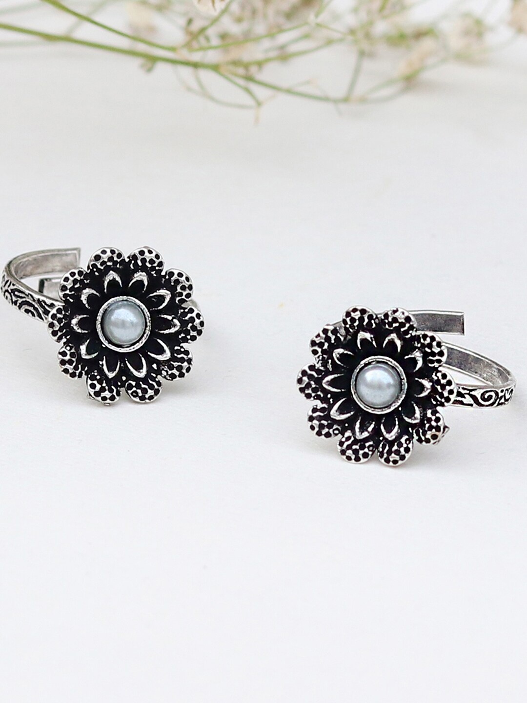 

TEEJH Silver-Plated Oxidised White Studded Stone Toe Ring