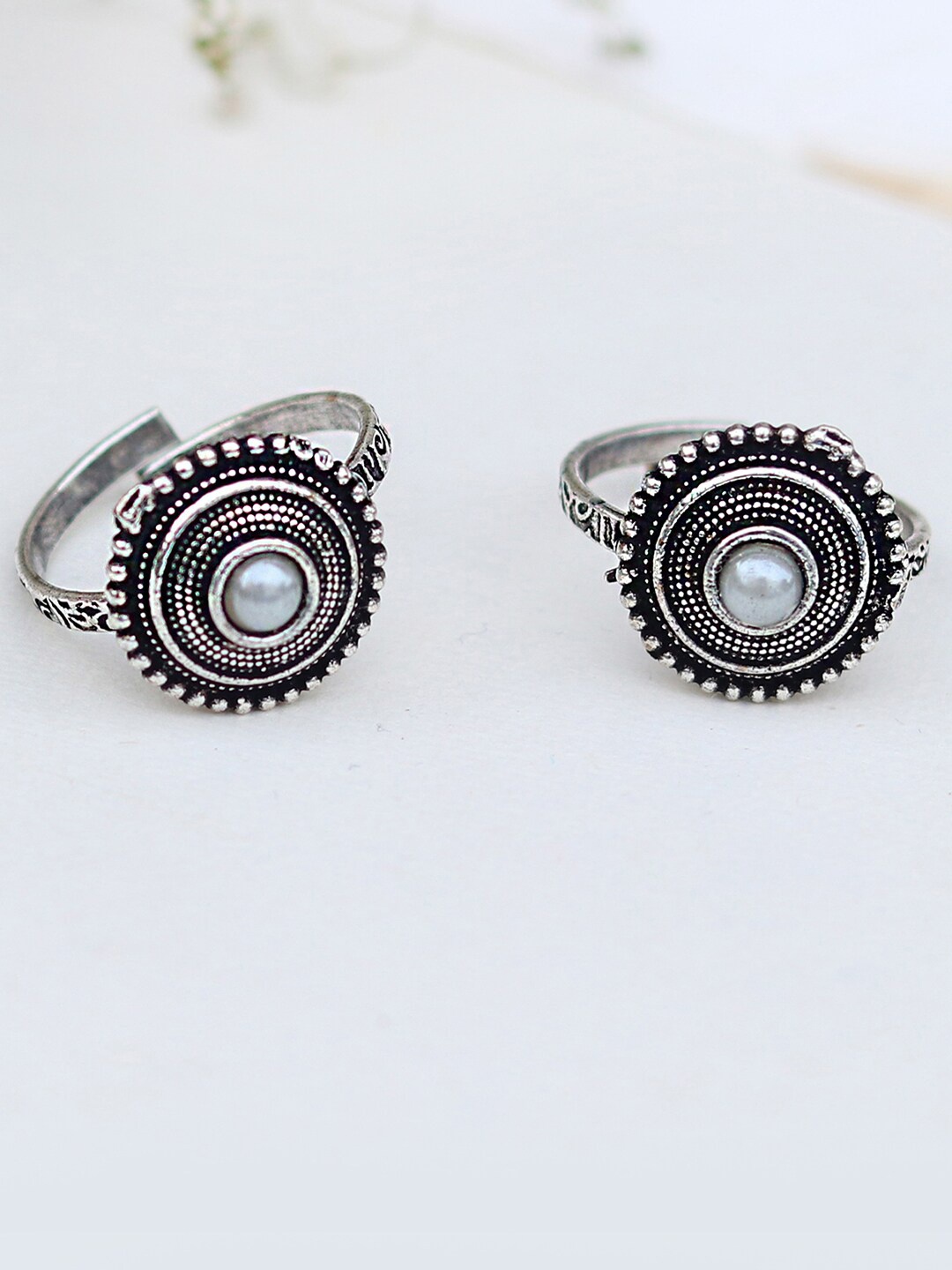 

TEEJH Sliver Toned & White Silver-Plated Oxidized Adjustable Toe Rings