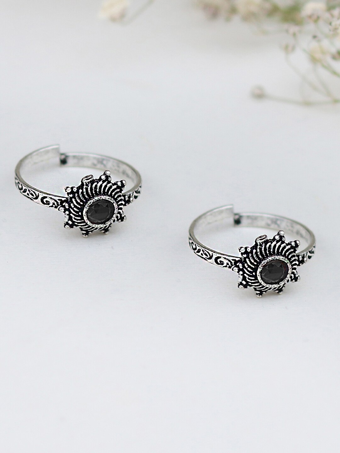 

TEEJH Women Black Silver-Toned Toe Ring