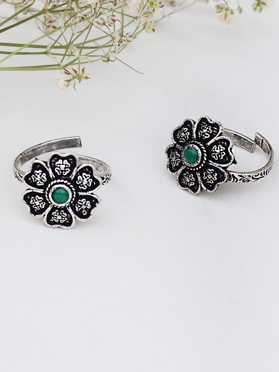 

TEEJH Green & Silver Toned Set of 2 Ruhi Stone Oxidised Toe Rings