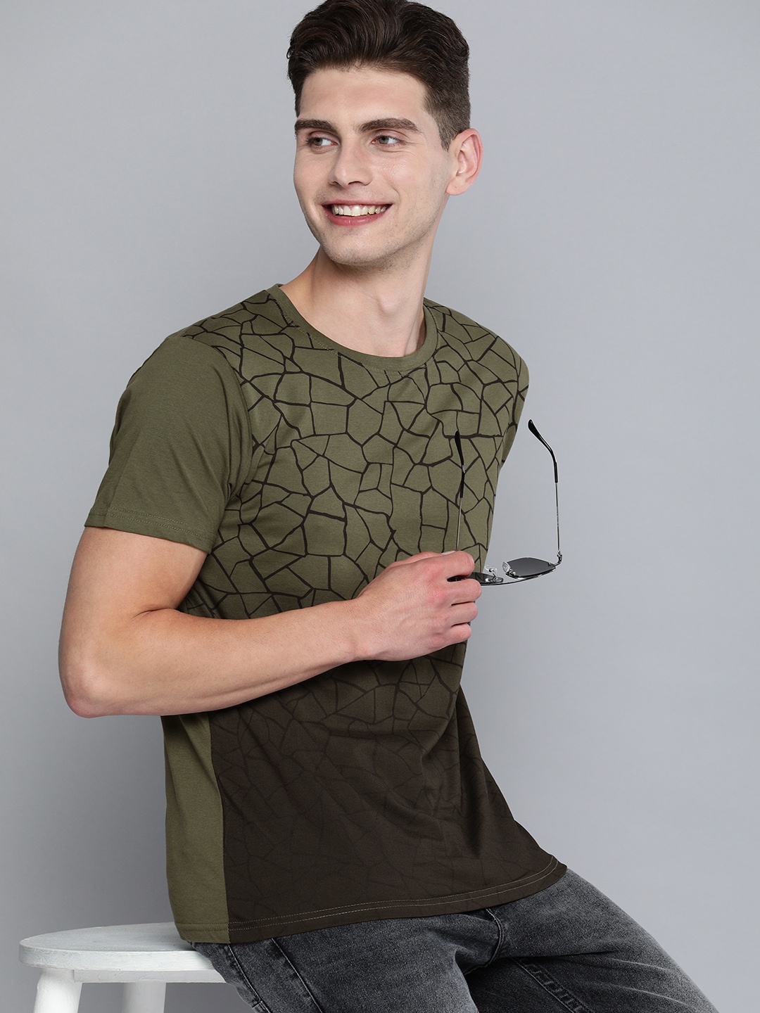 

HERE&NOW Men Olive Green & Black Printed Round Neck Pure Cotton T-shirt