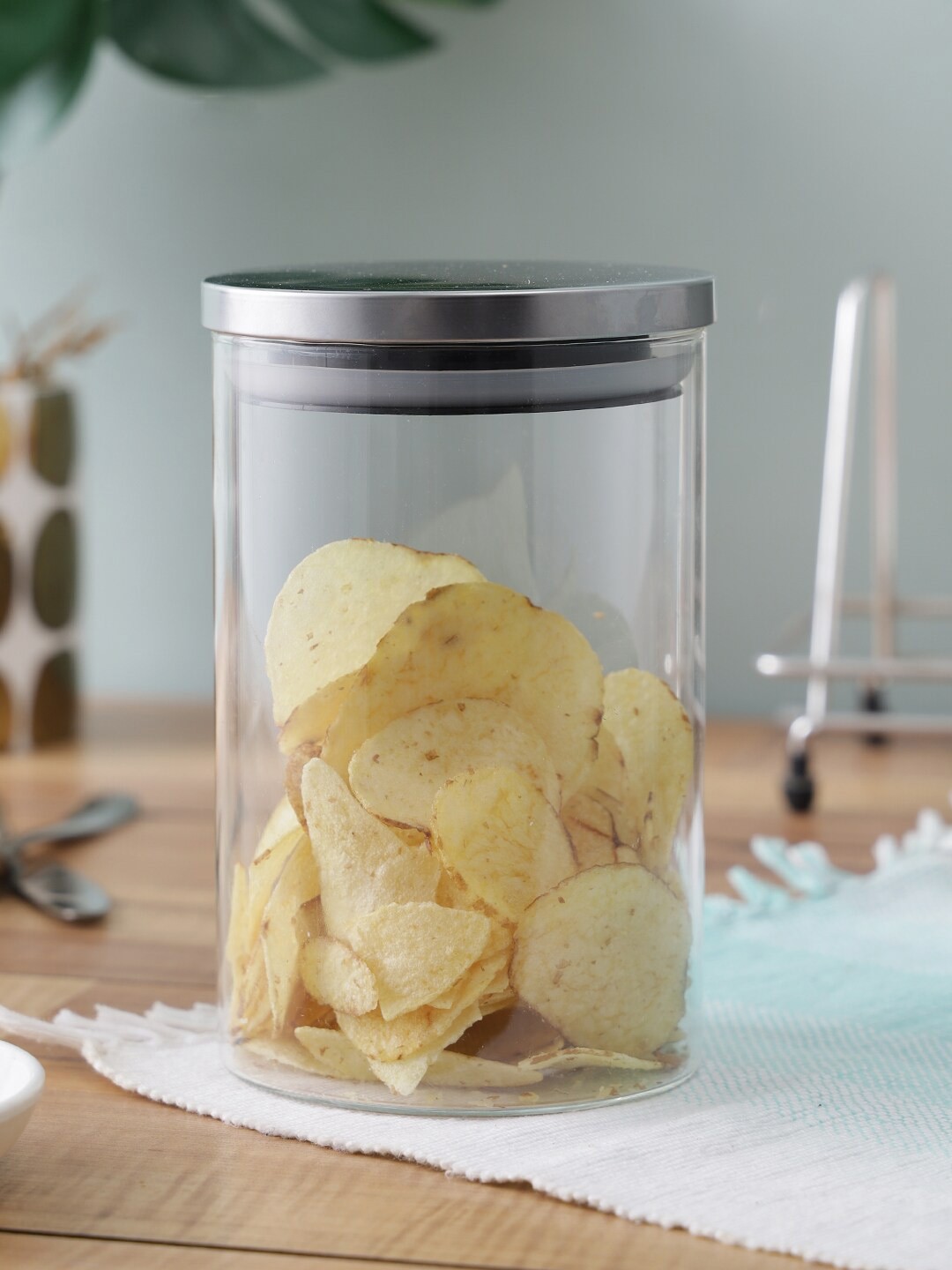 

Sanjeev Kapoor Transparent & Silver-Toned Solid Borosilicate Round Jar 1L