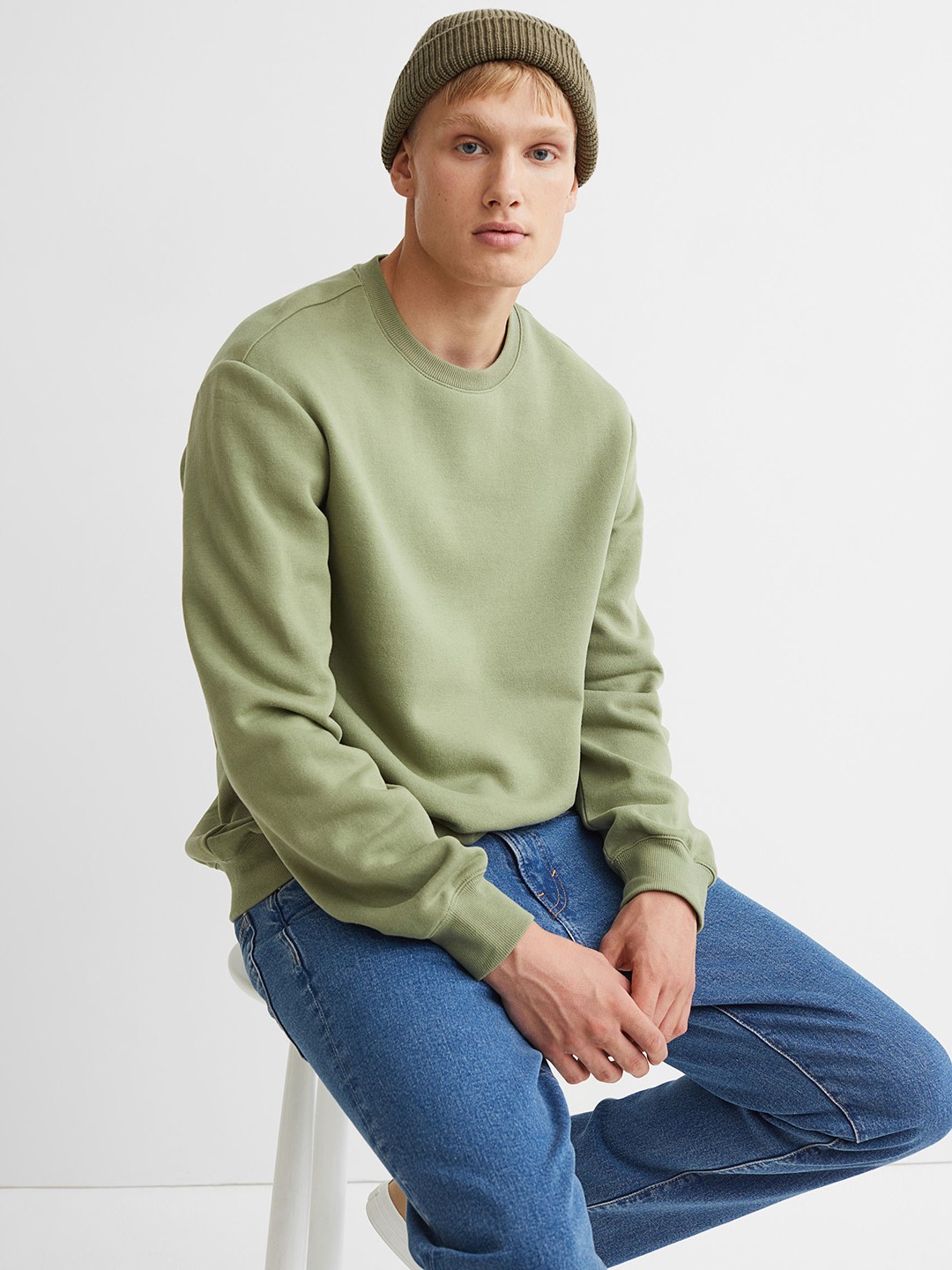 

H&M Men Green Solid Round Neck Relaxed Fit Sweatshirt