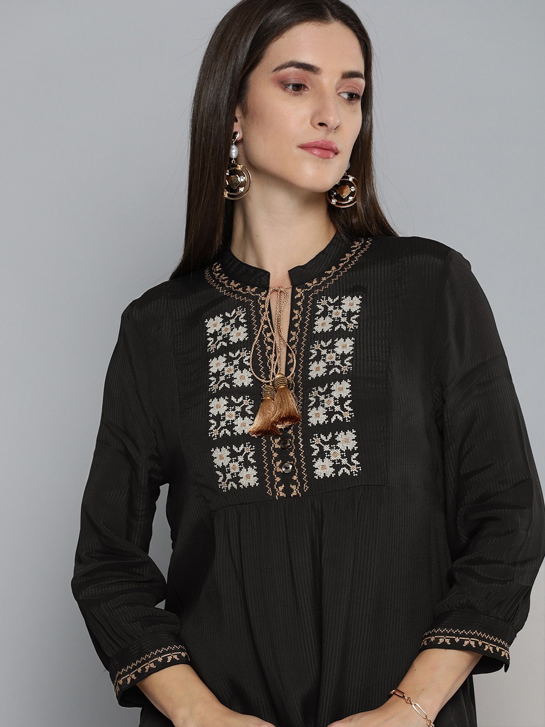 

Modern Indian by CHEMISTRY Women Black Embroidered Dobby Kurta
