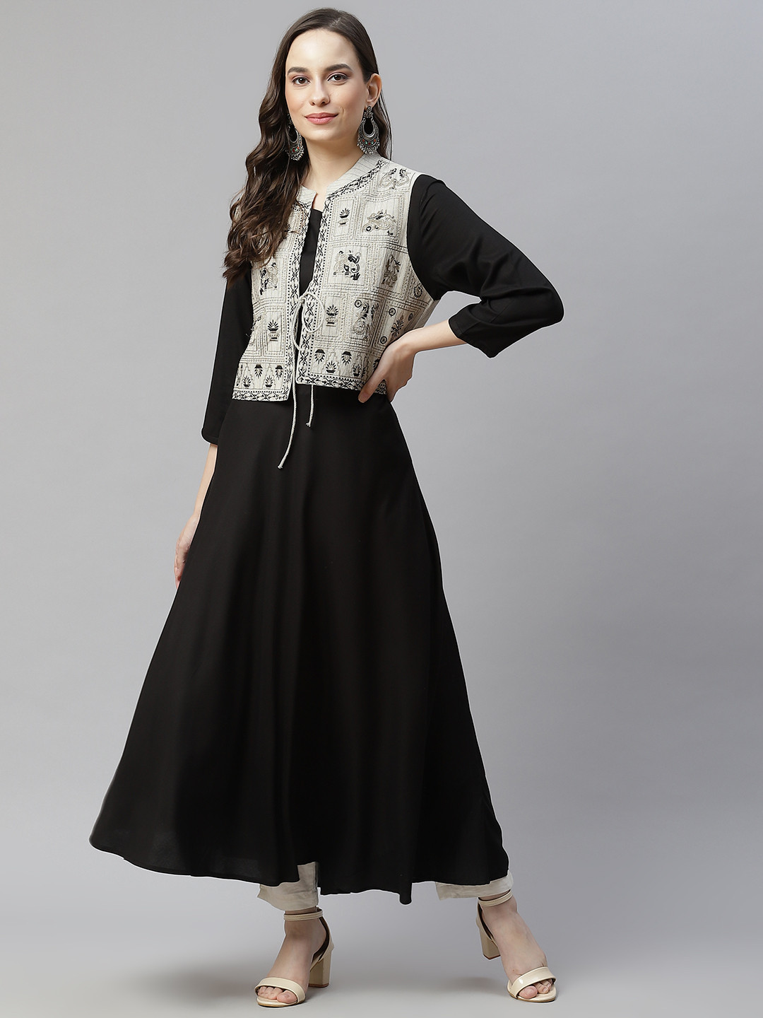 

Readiprint Fashions Women Black & Cream-Coloured Embroidered Thread Work Kurta