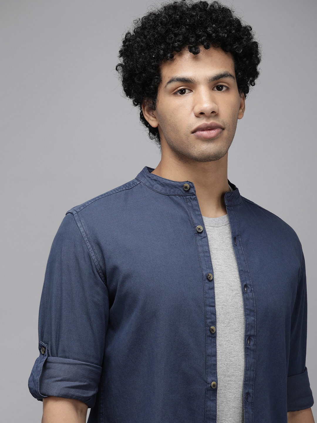 

The Roadster Lifestyle Co Men Navy Blue Solid Cotton Casual Shirt